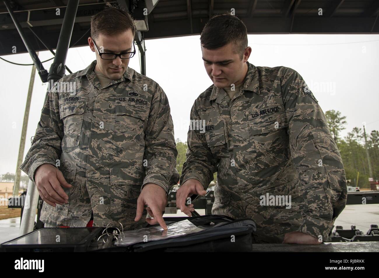 Staff Sgt. Kemmuel Viveiros, 23 d Maintenance Squadron (MXS) Precision guided Munition Techniker, Links, und Älterer Flieger August Miller, 23d MXS Vorratsstapel management Techniker, lesen Sie eine technische, Jan. 11, 2018 Moody Air Force Base, Ga. Die 23d MXS ein Kampf Munition Klasse gewöhnen zu helfen und die Bereitschaft, Ihre Flieger gut in einer bereitgestellten Umgebung durchführen zu verbessern. Stockfoto