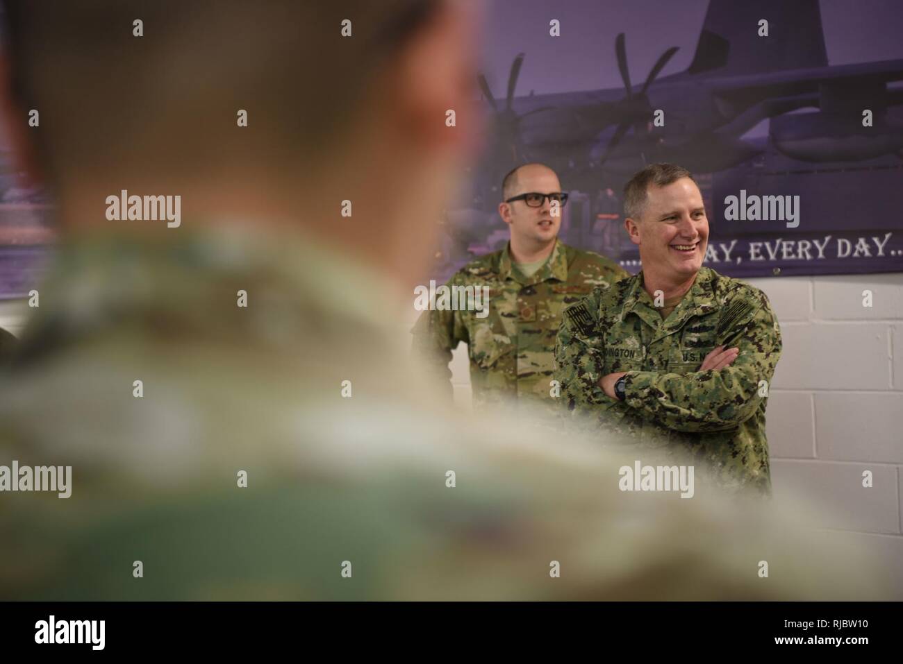 Fleet Master Chief (SS/SW) Crispian Addington, europäische Soldaten den Befehl Senior Leader Touren die 352 d Special Operations Wing und trifft mit Staats- und Regierungschefs und Flieger bei seinem Besuch in RAF Mildenhall, 10 Jan., 2018. Fleet Master Chief Addington sprach über die Bedeutung der richtigen Wartung und Sicherheit Protokolle der Erfolg der Mission zu gewährleisten Flieger. Stockfoto