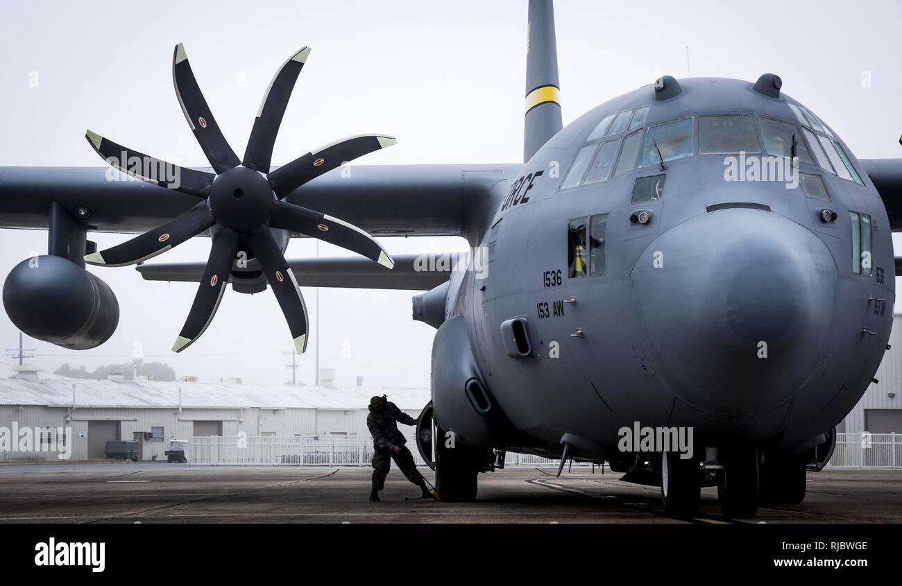 Ein 153 Airlift Wing Betreuer Orte Bremsklötze an den Rädern einer C-130 H nach der Ankunft in Eglin Air Force Base, Fla., Jan. 11. Luftwaffe erste voll aufgerüstet C-130H ist hier für Test und Evaluierung auf die neue modifizierte Propeller und Motoren. Stockfoto