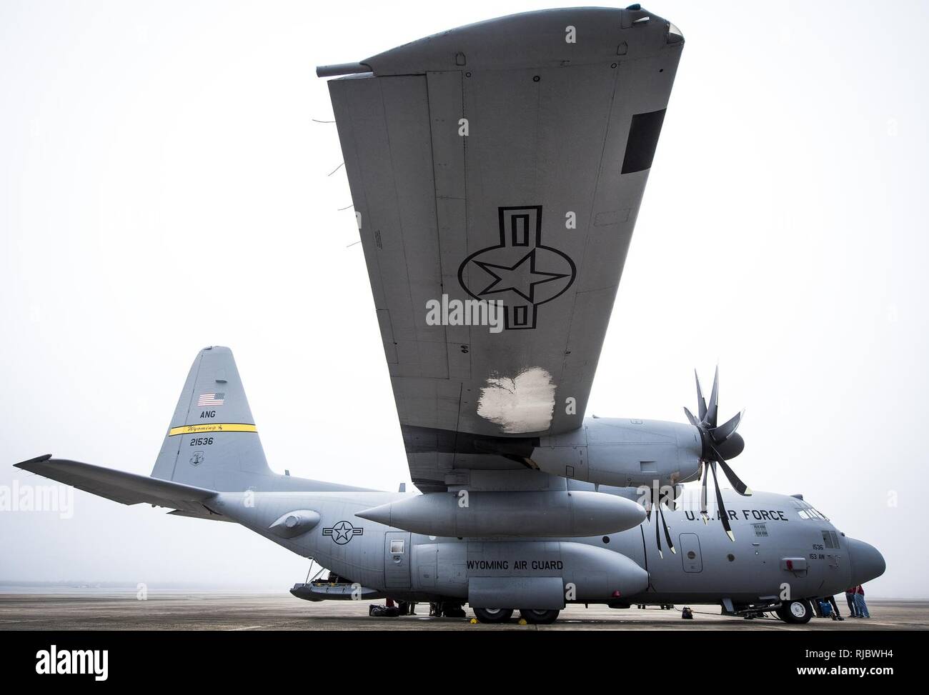 Ein Klumpen aus Eis hängt von der Unterseite der C-130 H's Wing nach seiner Flucht aus Wyoming zu Eglin Air Force Base, Fla., Jan. 11. Luftwaffe erste voll aufgerüstet C-130H ist hier für Test und Evaluierung auf die neue modifizierte Propeller und Motoren. Stockfoto