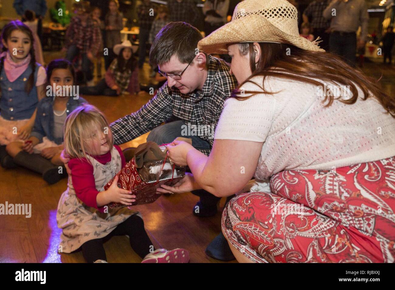 Service für Mitglieder und ihre Töchter nehmen an der Stiefel'n Belles Daddy-Daughter Dance an Marine Corps Air Station Iwakuni, Japan, Jan. 13, 2018. Väter und Töchter tanzten, machte Bilder, Spiele gespielt und gewonnen Gewinnspiel Wettbewerbe, wie sie die Nacht gemeinsam erstellt und Erinnerungen zusammen. Stockfoto