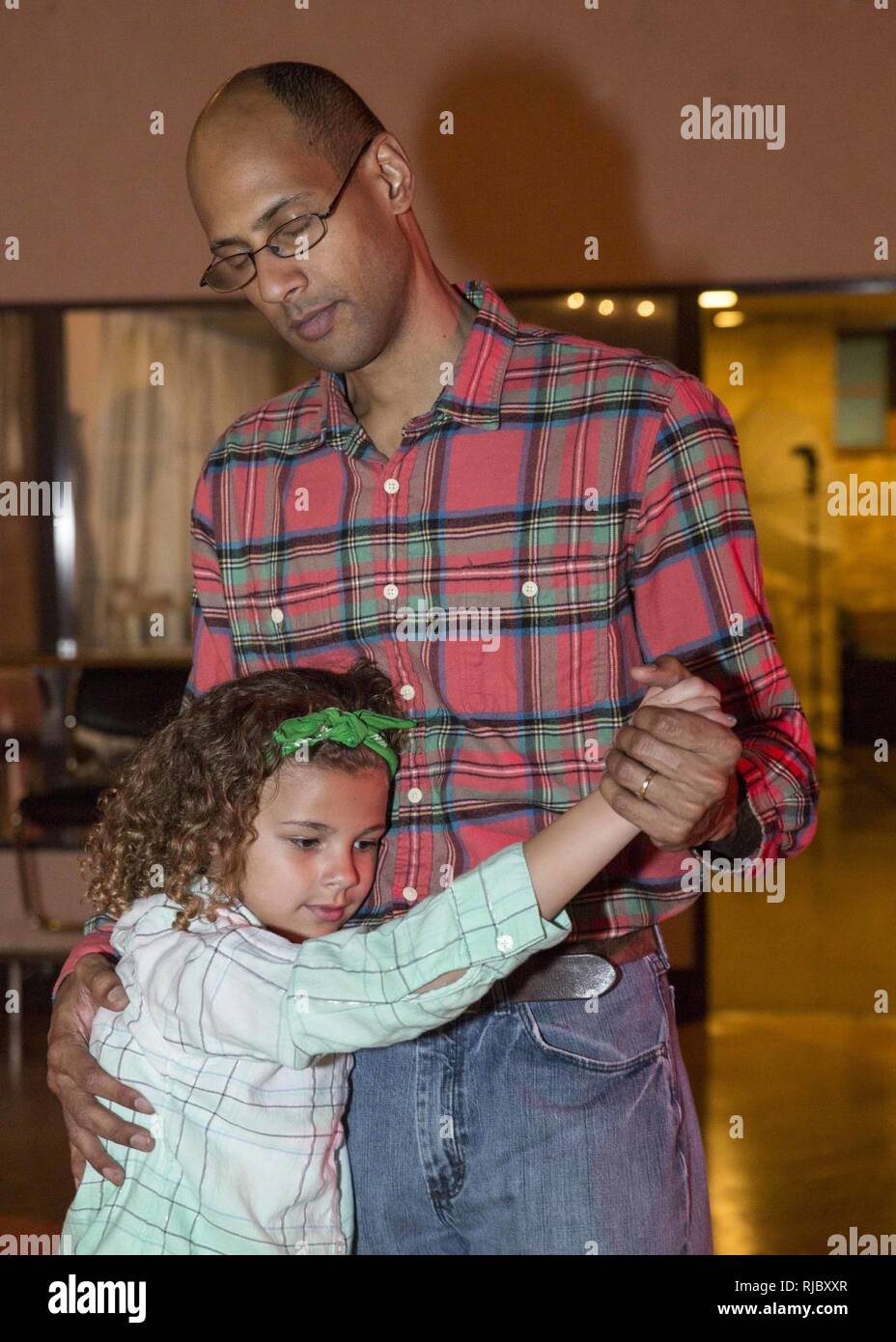 Service für Mitglieder und ihre Töchter nehmen an der Stiefel'n Belles Daddy-Daughter Dance an Marine Corps Air Station Iwakuni, Japan, Jan. 13, 2018. Väter und Töchter tanzten, machte Bilder, Spiele gespielt und gewonnen Gewinnspiel Wettbewerbe, wie sie die Nacht gemeinsam erstellt und Erinnerungen zusammen. Stockfoto