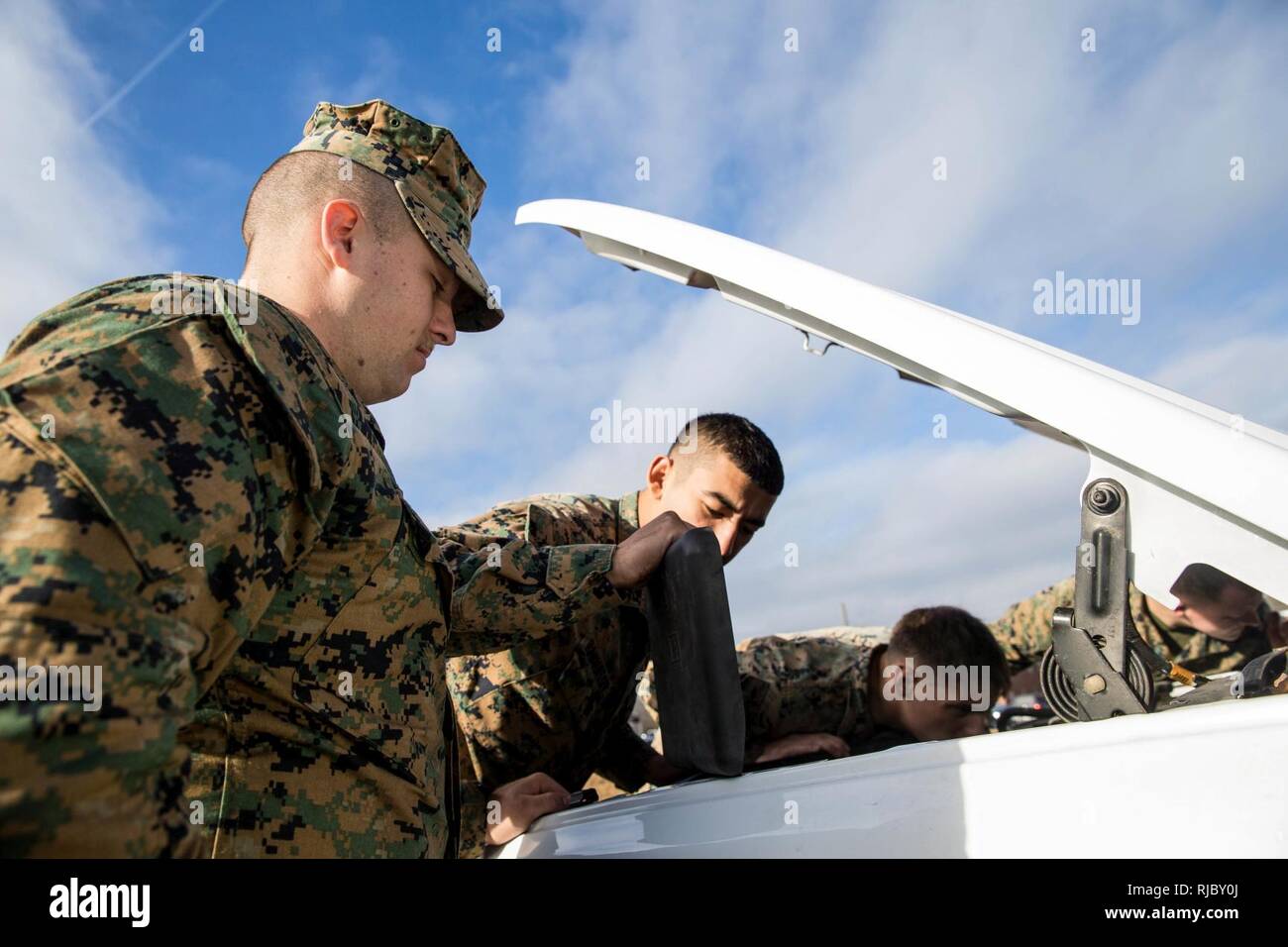 Us-Marines mit Bataillon Landung Team, 2.BATAILLON, 6 Marine Regiment, 26 Marine Expeditionary Unit (MEU), Suche ein Fahrzeug während der Fahrzeug-borne Improvised Explosive Device (VBIED) Training im Camp Lejeune, N.C., Jan. 11, 2018. Der zweitägige Kurs wurde gehalten, Marines auf der ordnungsgemäßen Verfahren für die Prüfung von Fahrzeugen und Zivilisten für potenzielle Bedrohungen zu erziehen und ihnen auch die Möglichkeit Techniken zur Vorbereitung auf den bevorstehenden Einsatz zu üben. Stockfoto