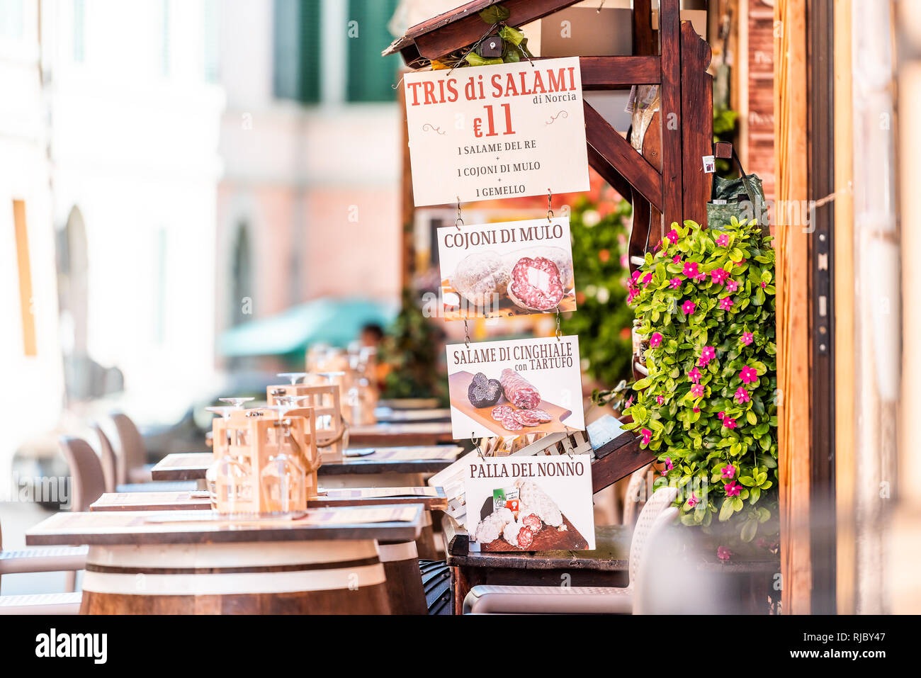 Castiglione del Lago, Italien - 28. August 2018: Cafe Restaurant auf der Straße in einer kleinen Stadt Dorf in Umbrien während der sonnigen Sommertag mit Zeichen für Stockfoto