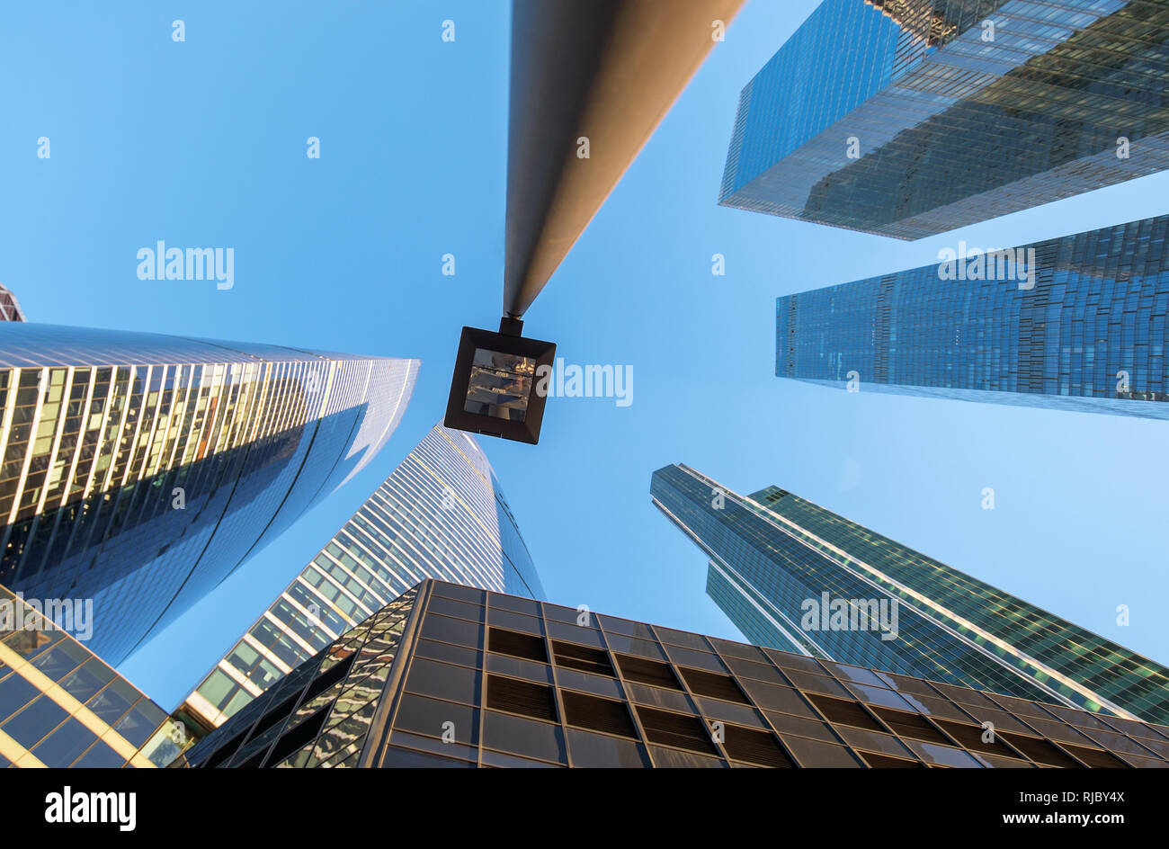 Perspektive von unten nach oben Blick auf das Geschäftsviertel Wolkenkratzer Stockfoto