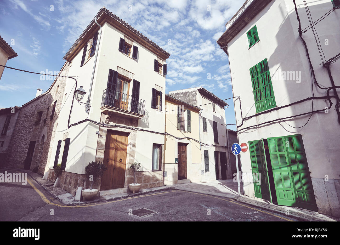 Straßenecke in Alcudia Altstadt, Farbe Tonen angewendet, Mallorca, Balearen, Spanien. Stockfoto
