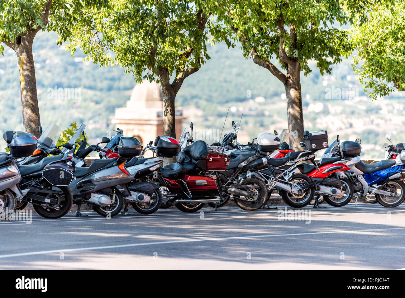 Perugia, Italien - 29 August 2018: Viele Reihe von scooter Motorrad Moped in Stadt Straße Parkplatz geparkt mit niemand im Sommer Tag Stockfoto