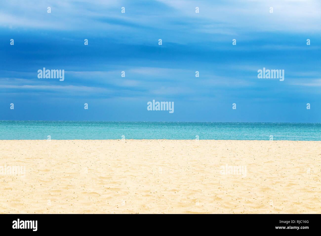 Sandstrand, blaues Meer, blauer Himmel am Horizont Stockfoto