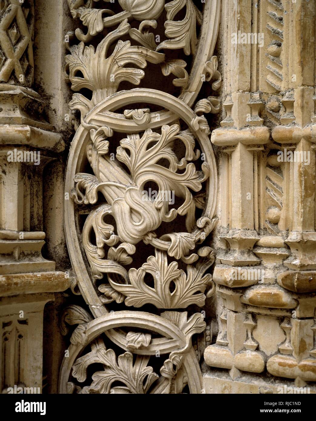 CLAUSTRO REAL-VENTANALES DET DE COLUMNA. Lage: MONASTERIO DE SANTA MARIA DE LA VICTORIA. BATALHA. PORTUGAL. Stockfoto