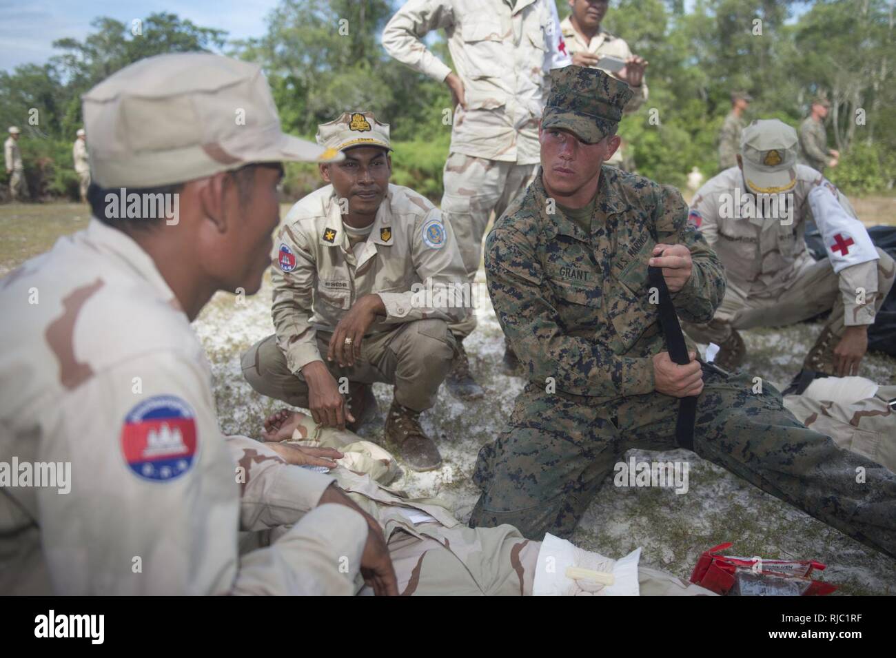 SIHANOUKVILLE, Kambodscha (Nov. 3, 2016) - US Marine Lance Cpl. Joshua gewähren, 3. Bataillon zugeordnet, 2. Marine Regiment, demonstriert eine Aderpresse für die Königlichen Kambodschanischen Marine Seeleute während ein Feld Training übung für die Zusammenarbeit flott Bereitschaft und Weiterbildung (Karat), Kambodscha, 2016. CARAT ist eine Reihe von jährlichen maritime Übungen zwischen der US Navy, US Marine Corps und die bewaffneten Kräfte der neun Partner Nationen Bangladesch, Brunei, Kambodscha, Indonesien, Malaysia, den Philippinen, Singapur, Thailand, und Timor-Leste. Stockfoto