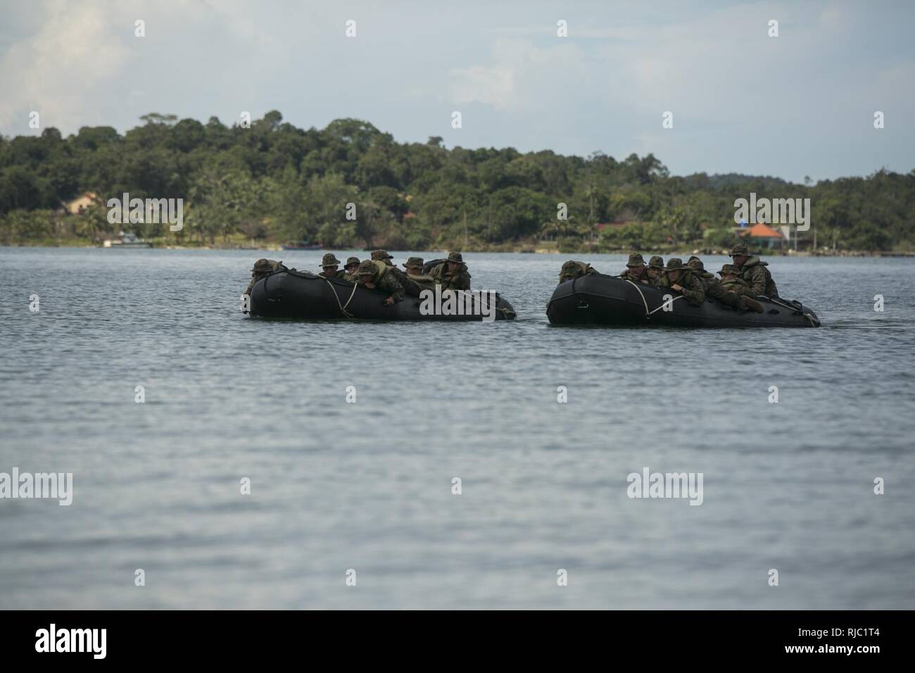 Us-Marines amphibischen Überfälle zu Königlichen Kambodschanischen Marine Seeleute demonstrieren am Ries Marinestützpunkt, Sihanoukville, Kambodscha, Nov. 2, 2016. Us-Marines beauftragte den kambodschanischen Segler auf Bekämpfung Gummi Aufklärung Handwerk (CRRC) Betrieb und Amphibische Angriffe während der Zusammenarbeit flott Bereitschaft und Weiterbildung (CARAT) 16. CARAT 2016 ist eine 9-Land, bilaterale Übung Serie zwischen den Vereinigten Staaten und Bangladesch, Brunei, Kambodscha, Indonesien, Malaysia, Singapur, den Philippinen, Thailand, Timor-Leste. Diese Phase der CARAT konzentriert sich auf Partnerschaften zwischen den USA und Kambodscha, und B Stockfoto