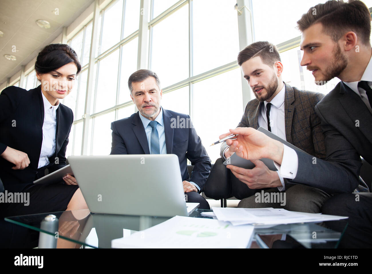 Unternehmen-Team-Meeting in ein modernes Großraumbüro Stockfoto