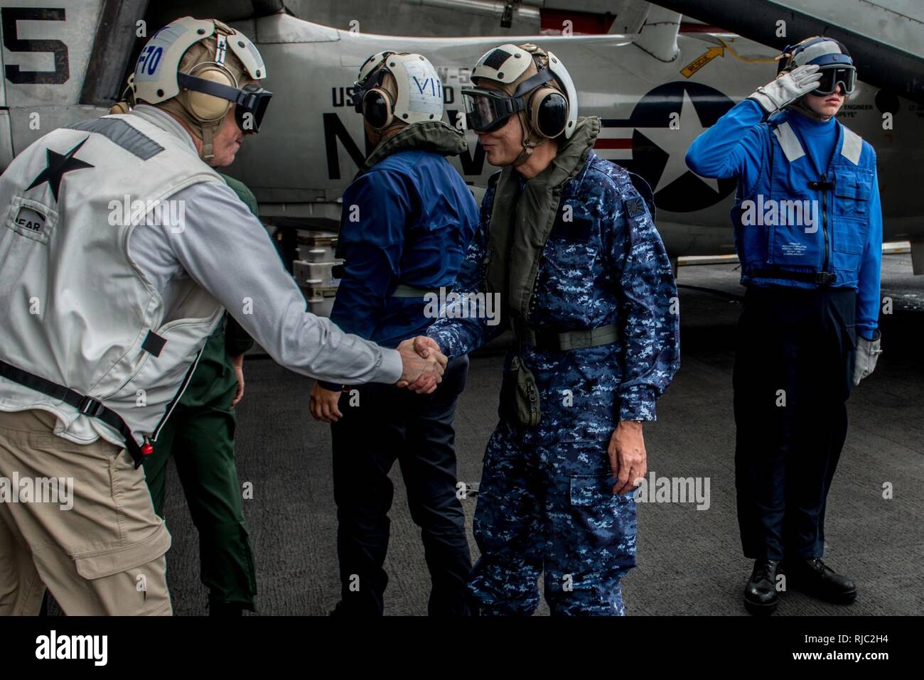 Philippinischen MEER (Nov. 1, 2016) der hinteren Adm. Charles Williams, Commander, Task Force 70, grüßt Kapitän Hirofumi Iizuka, Commander, Sub, Aktivität, Japan Maritime Verteidigung-kraft, wie kommt er an Bord der Marine nur Vorwärts - bereitgestellt Flugzeugträger USS Ronald Reagan (CVN 76), bei einem Besuch des Schiffes als Teil der Übung scharfes Schwert 2017. KS17 ist eine gemeinsame, bilateralen Bereich - Ausbildung Übung mit US-Militär und Japan Maritime Verteidigung-kraft Personal combat Readiness und Interoperabilität der Japan-US-Allianz zu erhöhen. Stockfoto