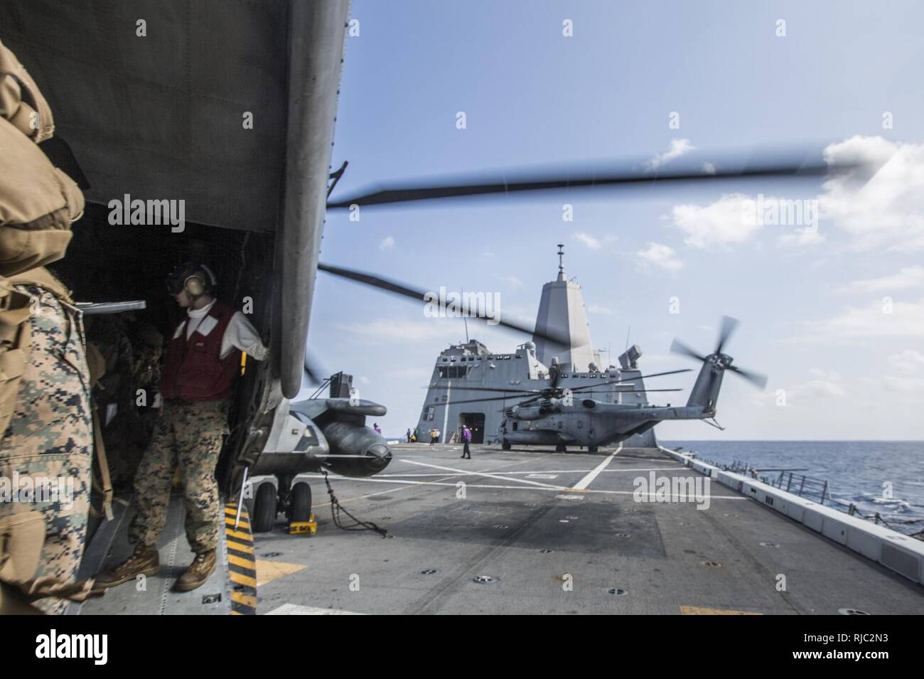 Us-Marines Last auf Ein CH-53E Super Stallion Hubschrauber aus Marinen schweren Helikopter Squadron 361, Marine Flugzeuge Gruppe 36 eingesetzt, 1. Marine Flugzeugflügel, aus dem Flight Deck des amphibious Transport dock Schiff USS Green Bay LPD (20), während der Blaue Chromit 2017 in Okinawa, Japan, November 3, 2016. Blau Chromit ist eine in den USA - nur Übung, die die Navy-Marine Corps expeditionary, Amphibischen schnelle Reaktionsfähigkeit in Okinawa und die größere Indo-Asia-Pazifik-Region stärkt. Stockfoto