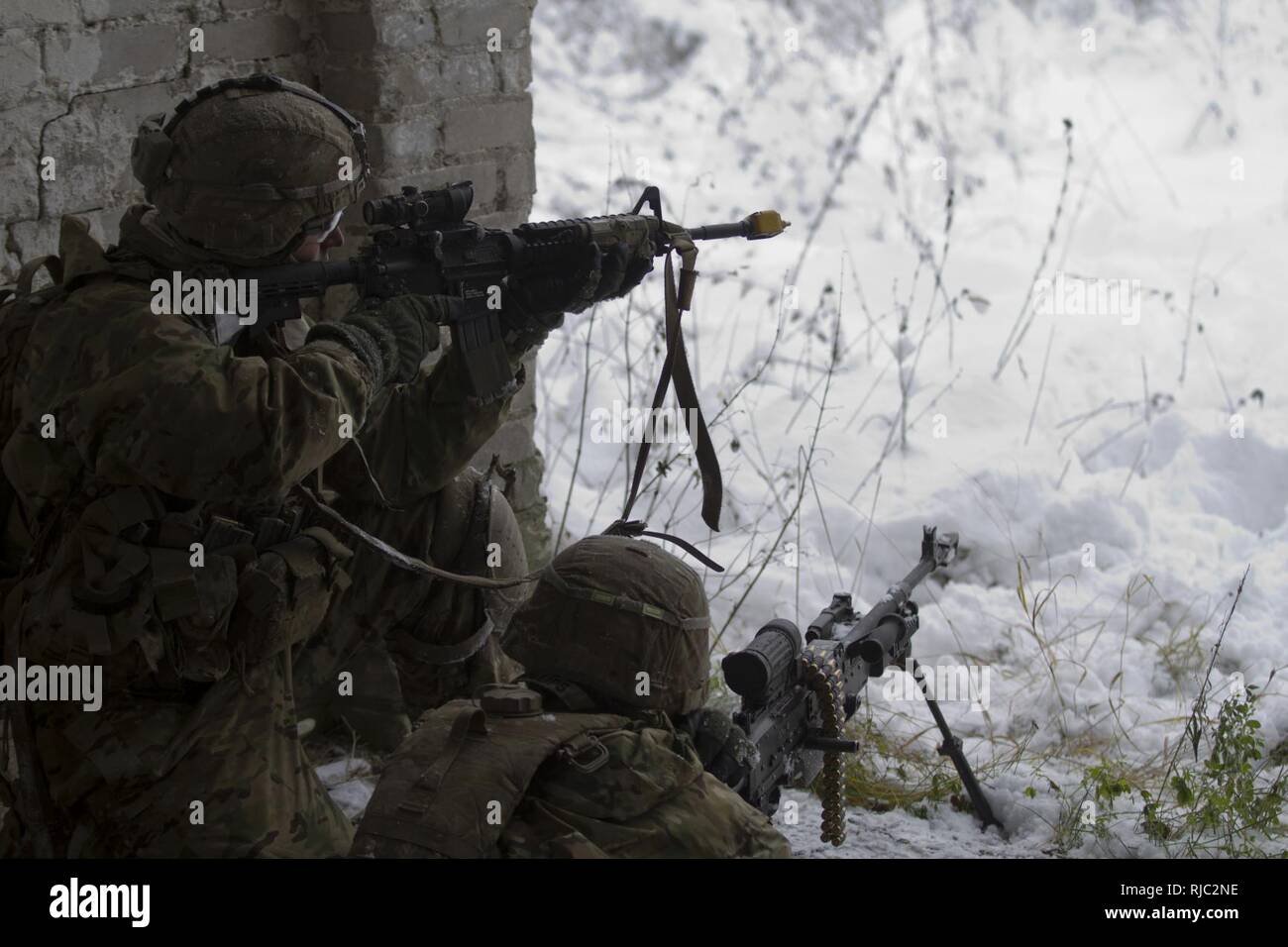 Us-Armee Fallschirmjäger SPC. Jeffery Hooper (links) und Pfc. Cole Phillips (rechts), beide in den 3 Platoon, Schlacht Unternehmen, 2.BATAILLON, 503Rd Infanterie Regiment (Airborne), 173Rd Airborne Brigade zugeordnet, unterstützen Ihre estnische Verbündeten durch Ziehen der Sicherheit während des Gemeinsamen urban Operations Training Nov. 3, 2016 in Hellenurme, Estland. Die 173Rd Airborne Brigade, in Vicenza, Italien, ist die Armee Contingency Response Force in Europa, und ist in der Lage, Kräfte projiziert eine vollständige Palette von militärischen Operationen in den Vereinigten Staaten der Europäischen, Zentralen und Afrika Befehl Verantwortungsbereiche durchzuführen Stockfoto