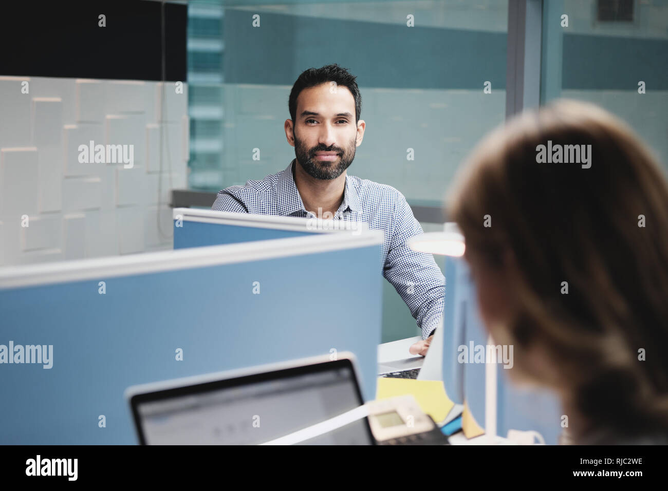 Portrait von besorgt Geschäftsmann auf Kamera in Coworking Büro Stockfoto