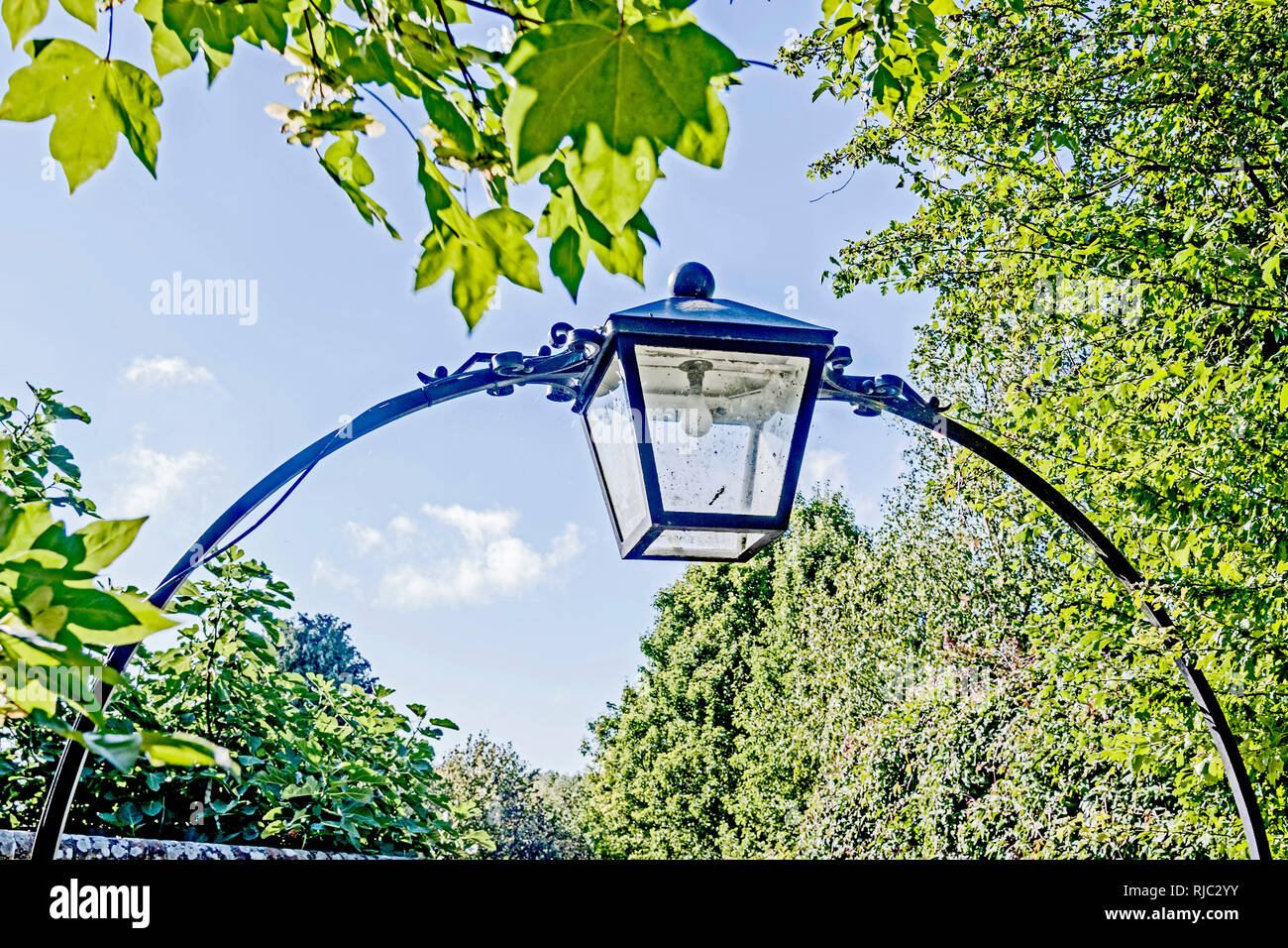 Berwick (England, Sussex): Kirche St. Michael und alle Engel - Kirchhof Stockfoto
