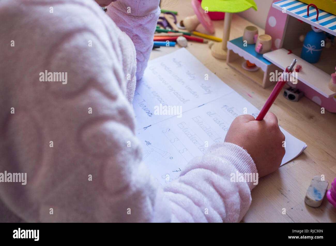 6 Jahre altes Kind Mädchen tun Schreiben Hausaufgaben in ihr Zimmer. Kinder lernen Konzept zu schreiben Stockfoto