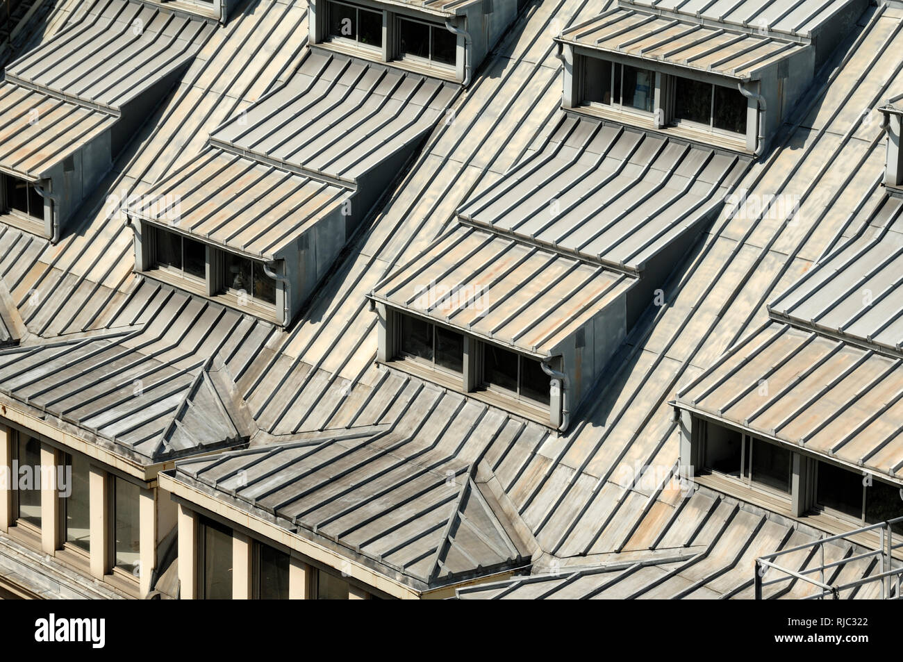 Dachgauben auf Metall und verbleites Dach Paris Frankreich Stockfoto