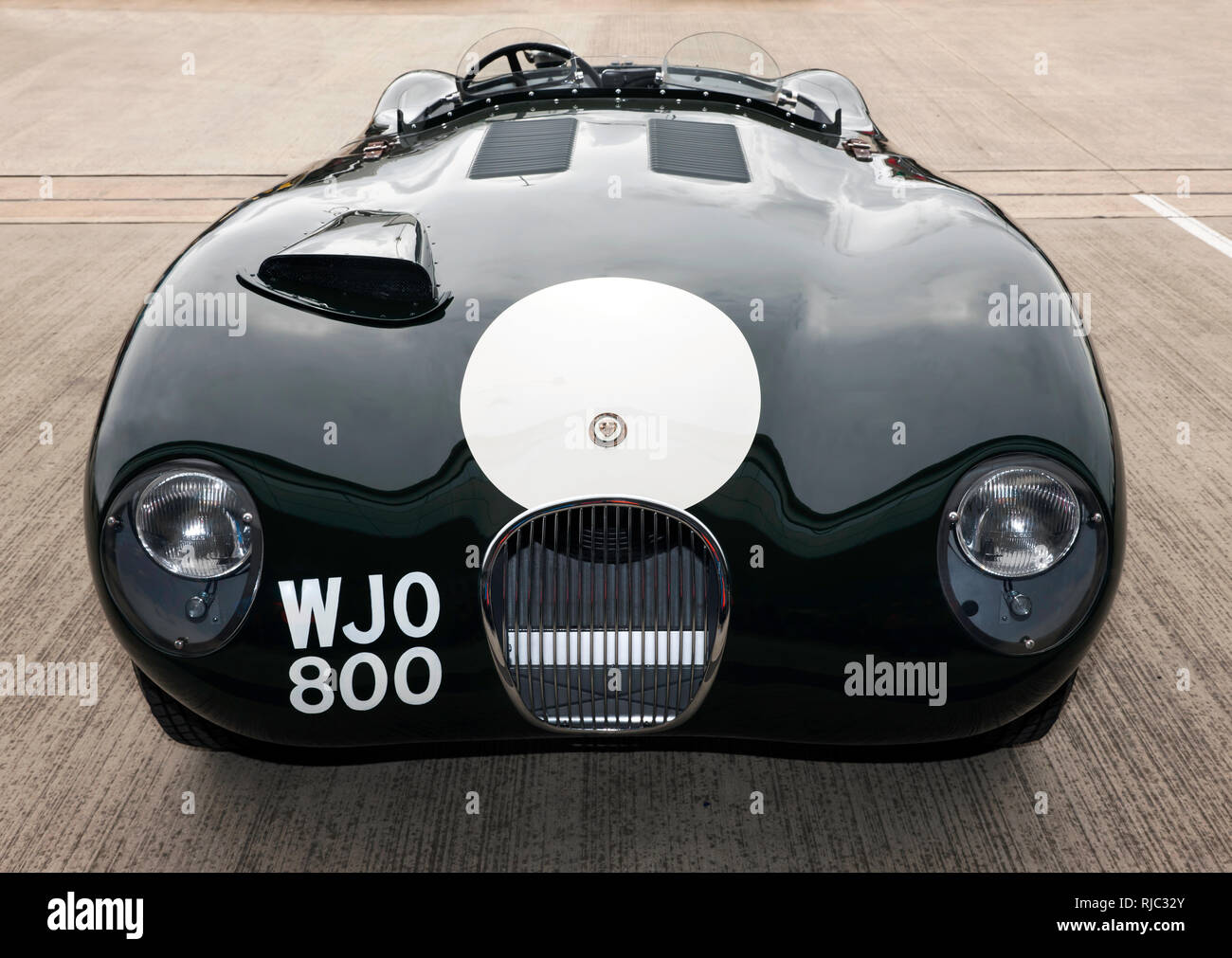 Vorderansicht eines 1955, Jaguar C-Type, bei der Silverstone Classic 2017 Stockfoto