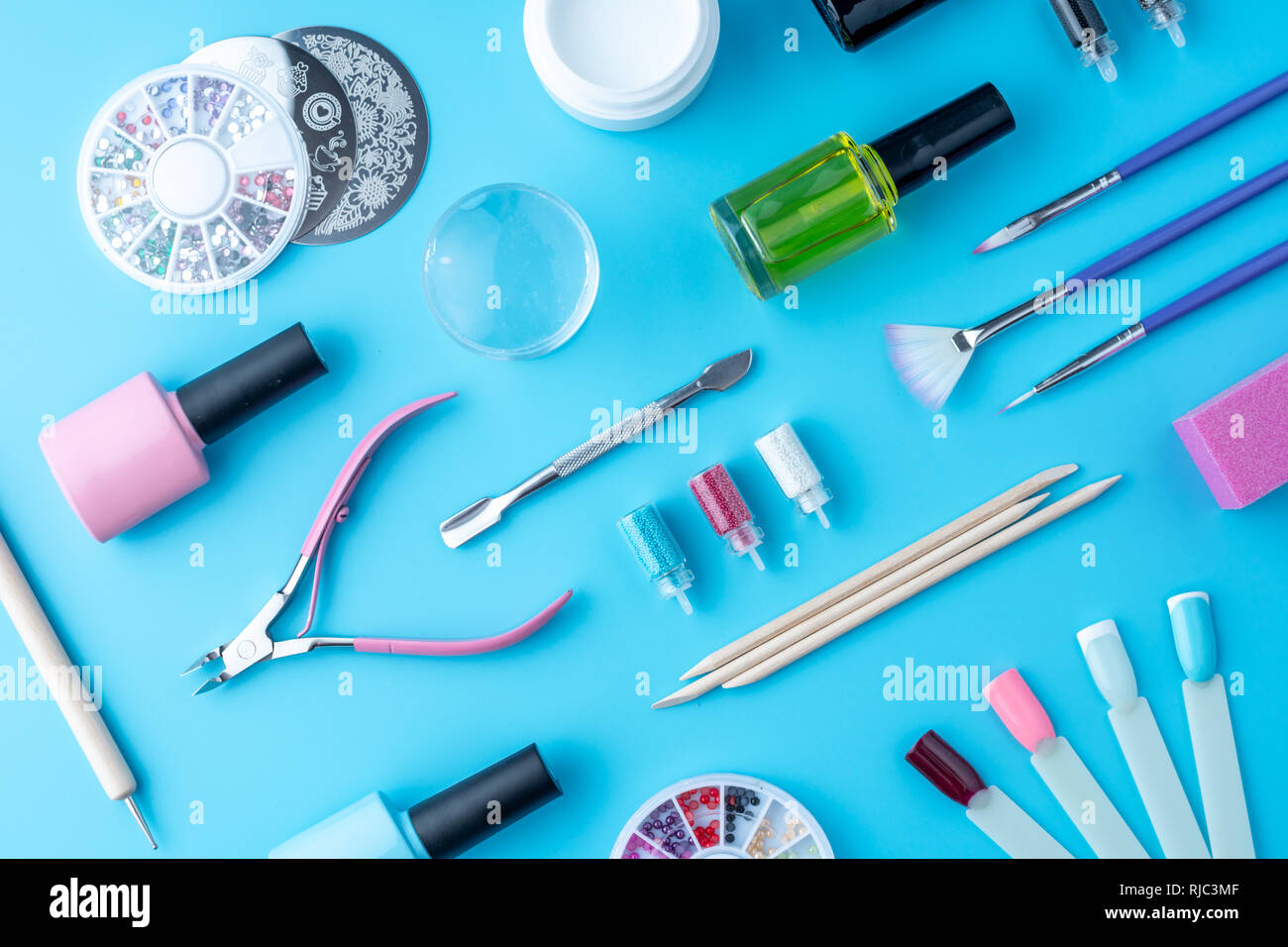 Eine Reihe von kosmetischen Werkzeuge für professionelle Maniküre, Nagelpflege und schönen Designs auf einem blauen Hintergrund zu erstellen. Ansicht von oben Stockfoto