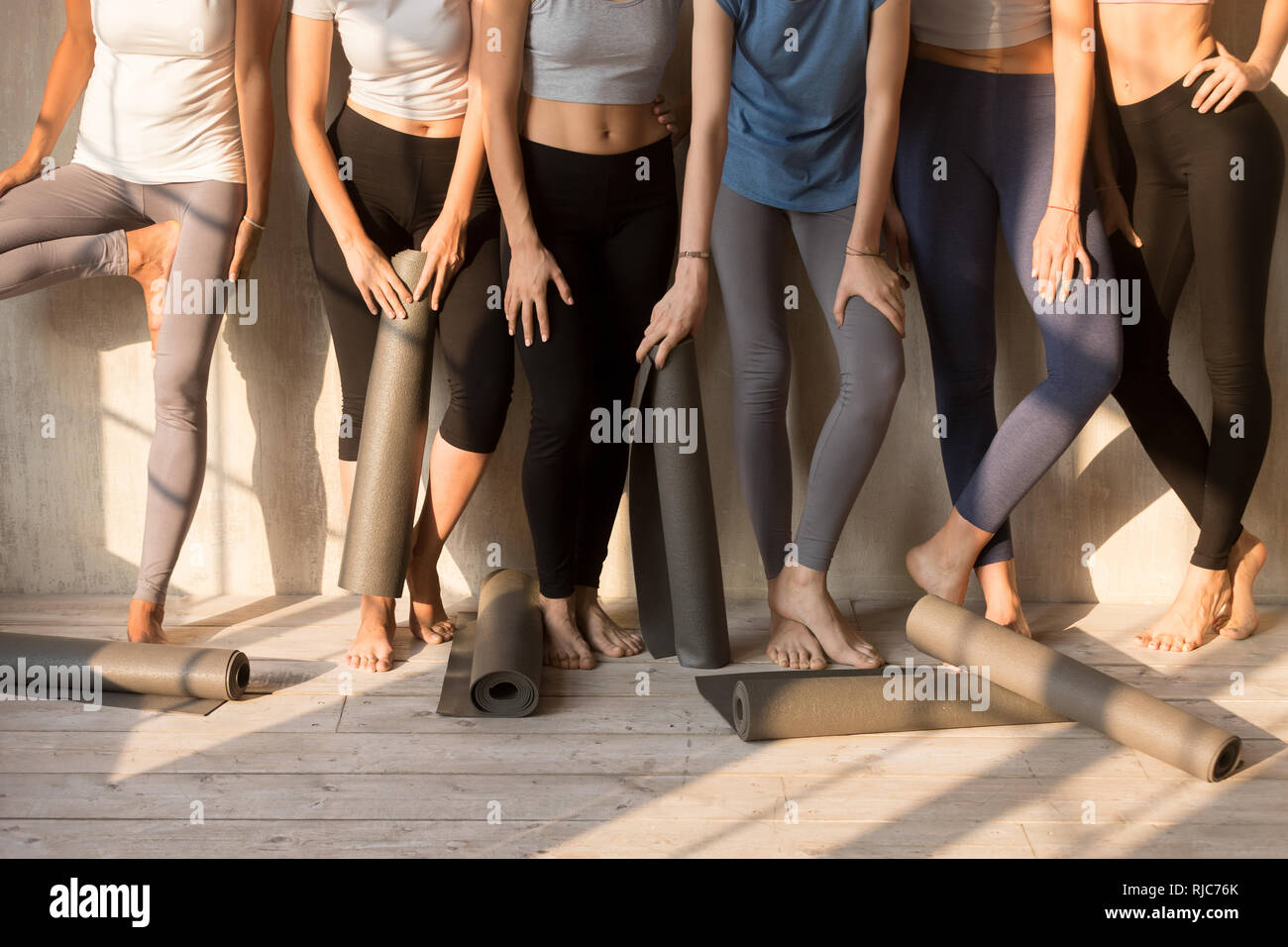 Getönten weiblichen Yogi in Leggings warten auf Yoga Klasse Stockfoto