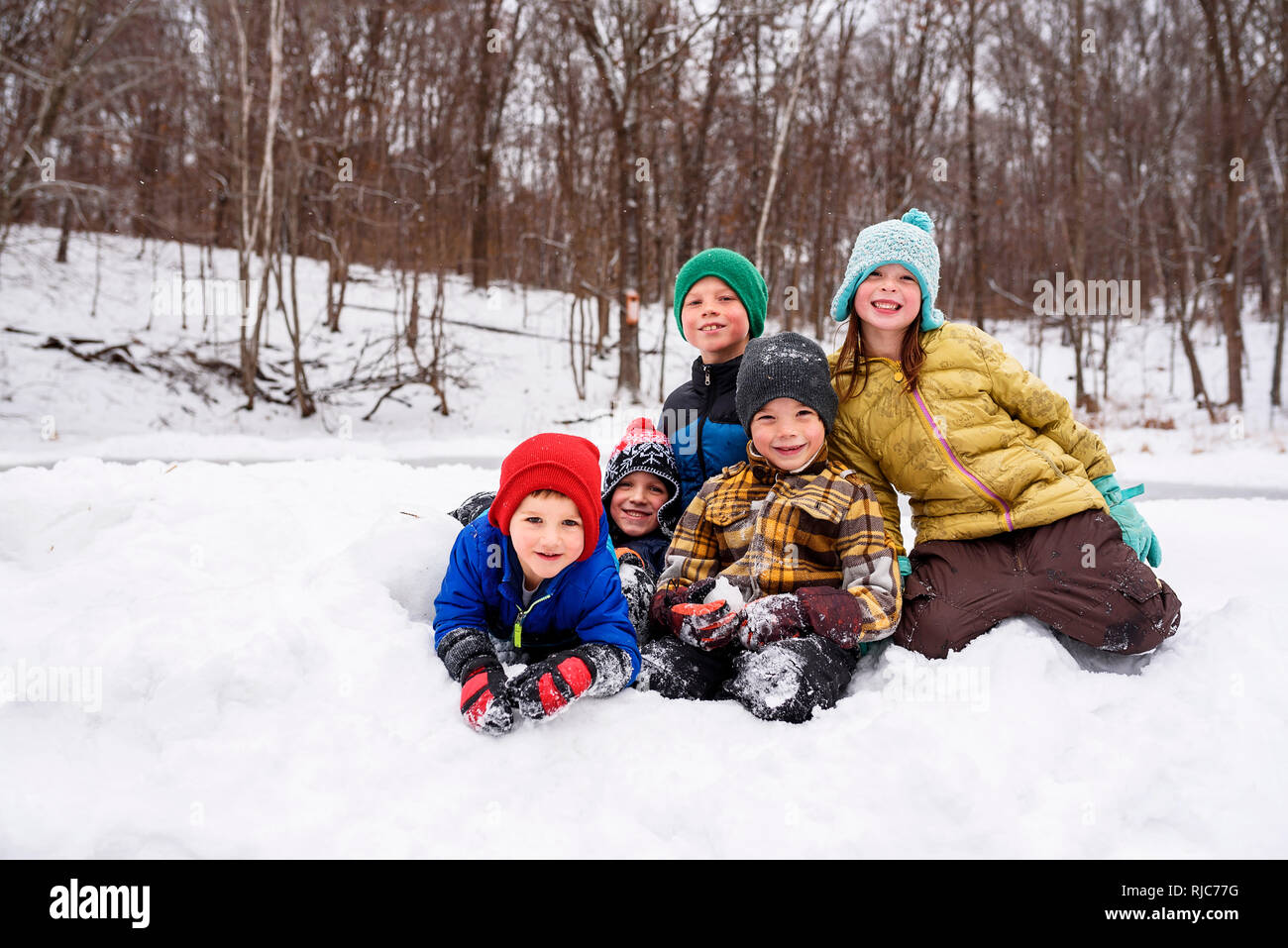 Fünf Kinder im Schnee, Wisconsin, United States Stockfoto