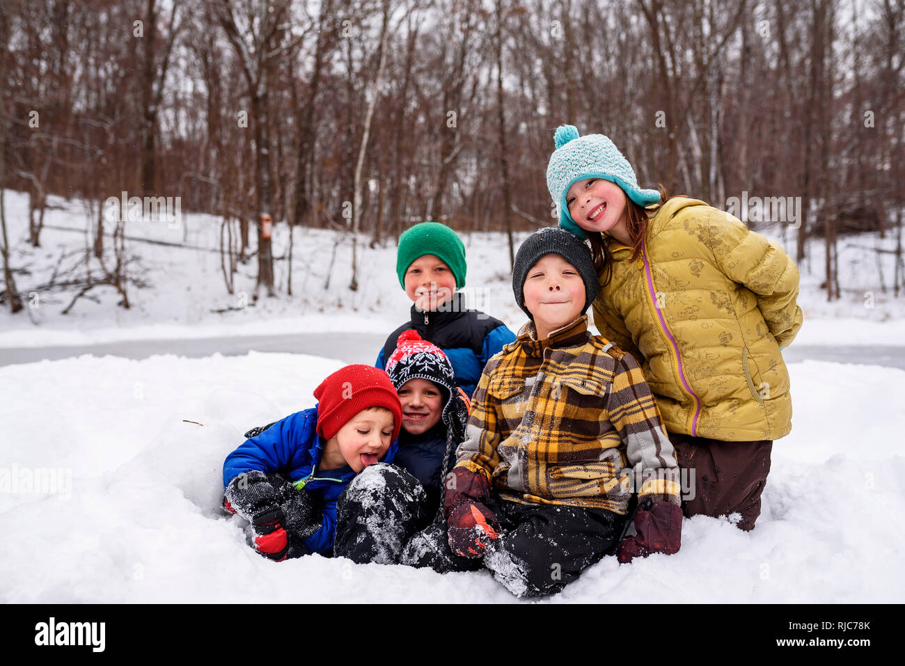 Fünf Kinder im Schnee, Wisconsin, United States Stockfoto