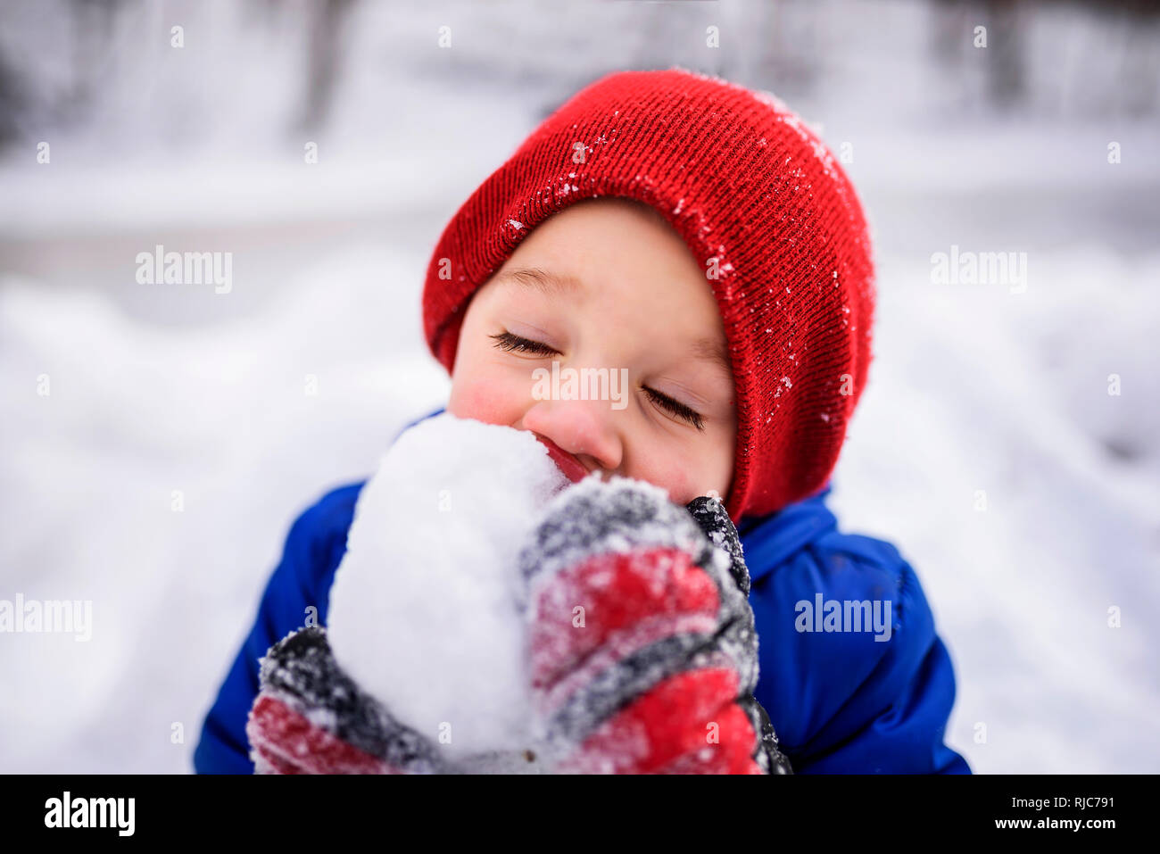 Nahaufnahme eines Jungen essen Schnee, Wisconsin, United States Stockfoto