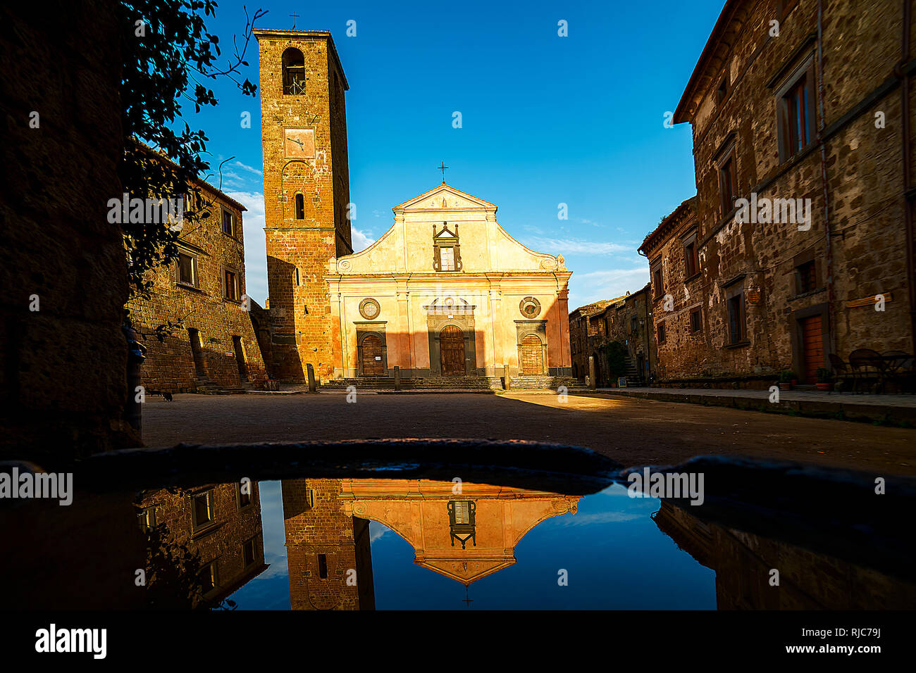 Glockenturm in Town Square, Civita di Bagnoregio, Italien Stockfoto