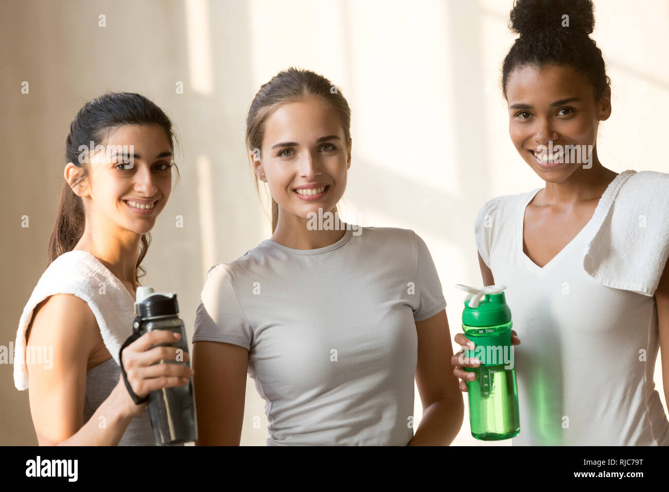 Portrait von sportliche Mädchen Entspannung nach dem Training zusammen Stockfoto