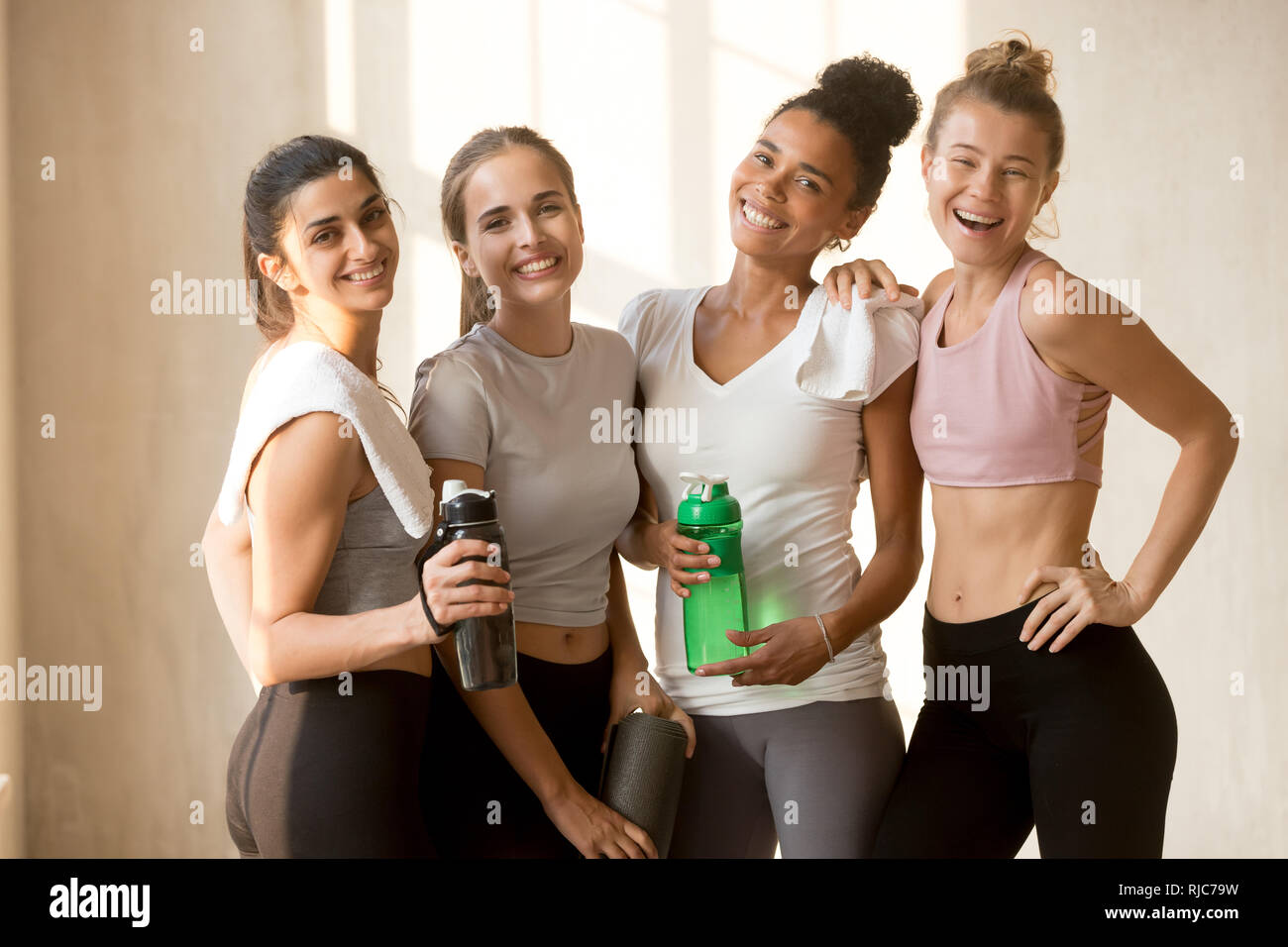 Portrait von lächelnden getönten Mädchen entspannen Sie nach Fitness Training Stockfoto