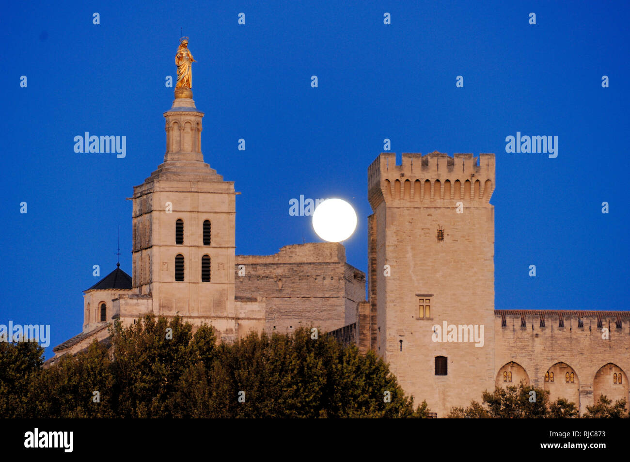 Mond, Sonnen- oder Vollmond über dem Papstpalast, dem Päpstlichen Palast oder Palast der Päpste Avignon Vaucluse Provence Frankreich Stockfoto