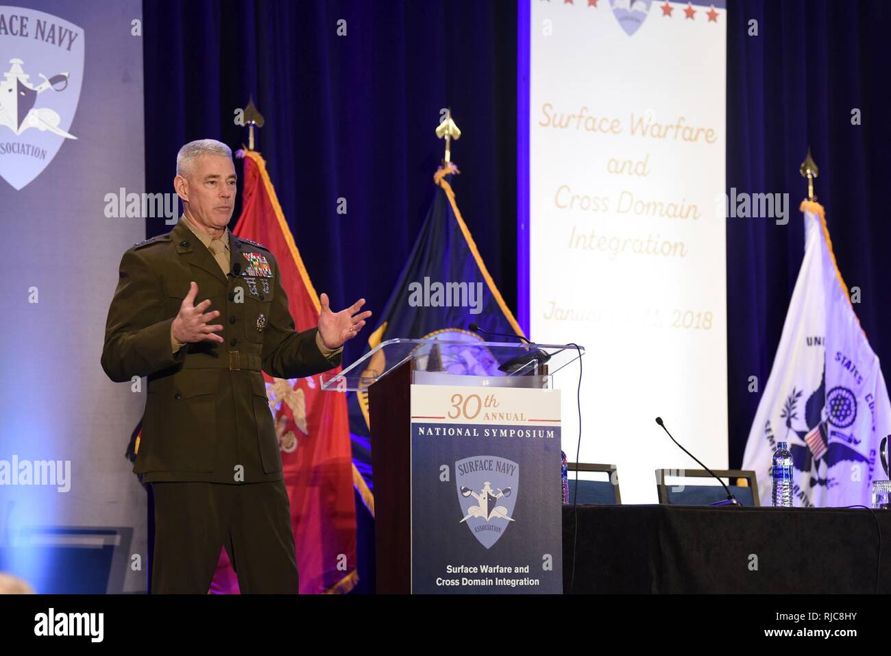 CRYSTAL CITY, Virginia (Jan. 10, 2018) US Marine Corp Generalleutnant Brian D. Beaudreault, stellvertretender Kommandant, der Marine Corp plant, Politik und Operations, liefert das Marine Corps an die Teilnehmer des 30. Nationalen die Oberfläche der Marine Association Symposium update. Das diesjährige Symposium konzentrierte sich auf die "Kräfte und Domänenübergreifende Integration', die gemeinsame Verfahren und kombinierten Übungen auf dem Luft-, Land-, See-, Raum- und Cyberspace domains Highlights ist die Vorbereitung für ein leistungsfähigeres und integrierten Naval Surface Force. Stockfoto