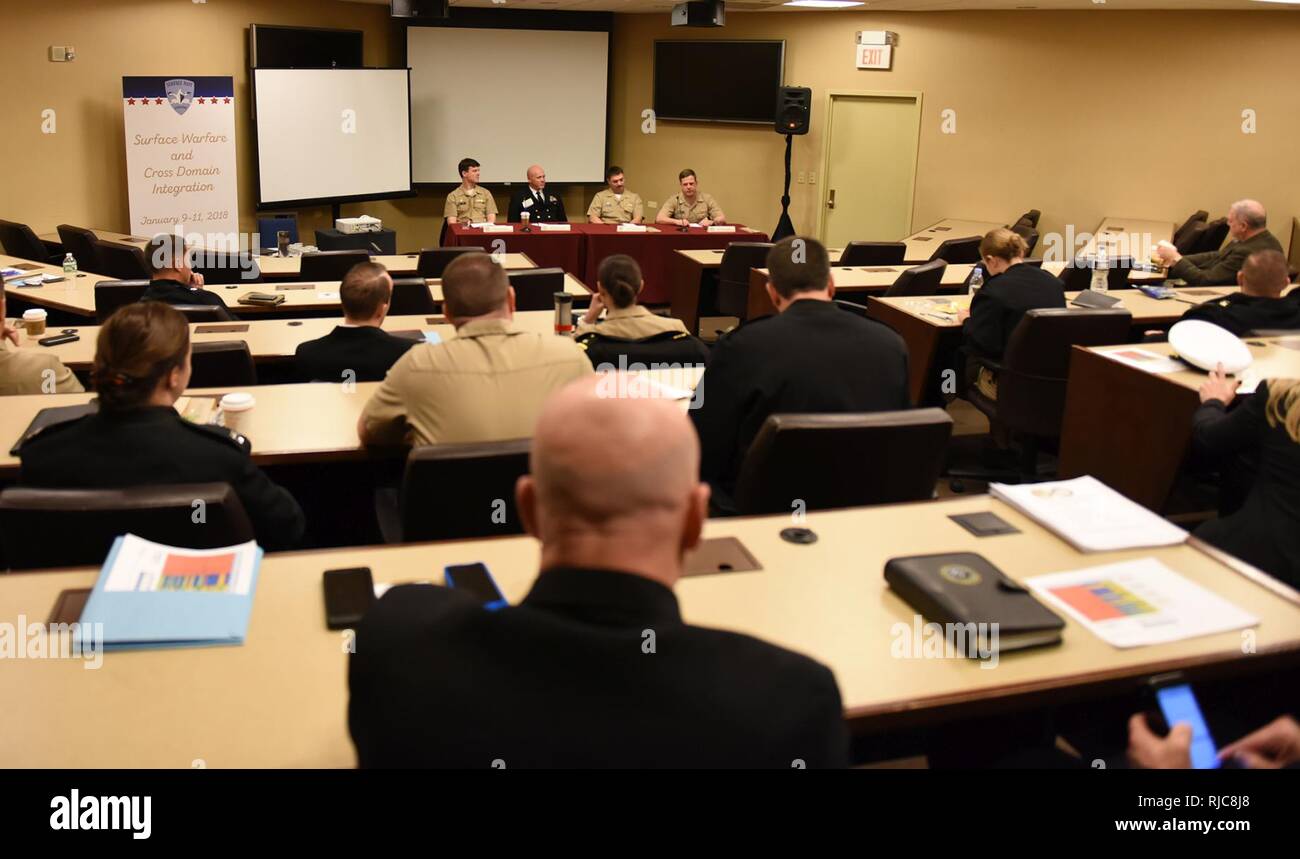 CRYSTAL CITY, Virginia (Jan. 10, 2018) Kapitän Kevin Bryne, Kapitän zog Thomson, Kapitän Ray Acevedo, und Kapitän Andrew Biehn über die Oberfläche Warfare Officer Erwerb Corps (SWO AC) zum 30. Nationalen die Oberfläche der Marine Association Symposium diskutieren. SWO AC Offiziere dienen mit anderen Mitgliedern der Marine Erwerb Belegschaft in führenden und effektive Verwaltung der Marine. Diese Programme liefern neue und modernisierte Funktionen ro der Flotte. Das diesjährige Symposium konzentrierte sich auf die "Kräfte und Domänenübergreifende Integration', die gemeinsame Verfahren und kombinierten Übungen Highlights quer durch das Ai Stockfoto