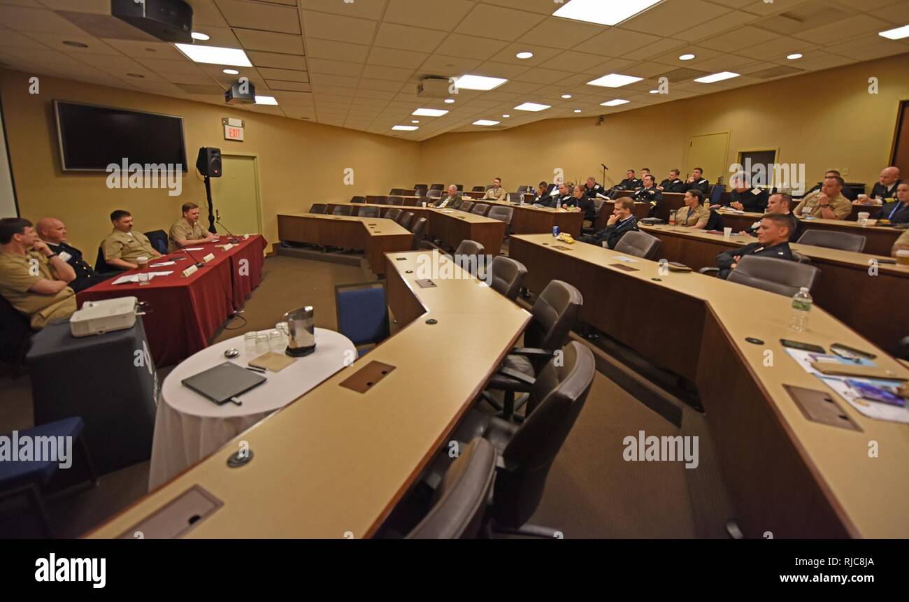 CRYSTAL CITY, Virginia (Jan. 10, 2018) Kapitän Kevin Bryne, Kapitän zog Thomson, Kapitän Ray Acevedo, und Kapitän Andrew Biehn über die Oberfläche Warfare Officer Erwerb Corps (SWO AC) zum 30. Nationalen die Oberfläche der Marine Association Symposium diskutieren. SWO AC Offiziere dienen mit anderen Mitgliedern der Marine Erwerb Belegschaft in führenden und effektive Verwaltung der Marine. Diese Programme liefern neue und modernisierte Funktionen ro der Flotte. Das diesjährige Symposium konzentrierte sich auf die "Kräfte und Domänenübergreifende Integration', die gemeinsame Verfahren und kombinierten Übungen Highlights quer durch das Ai Stockfoto