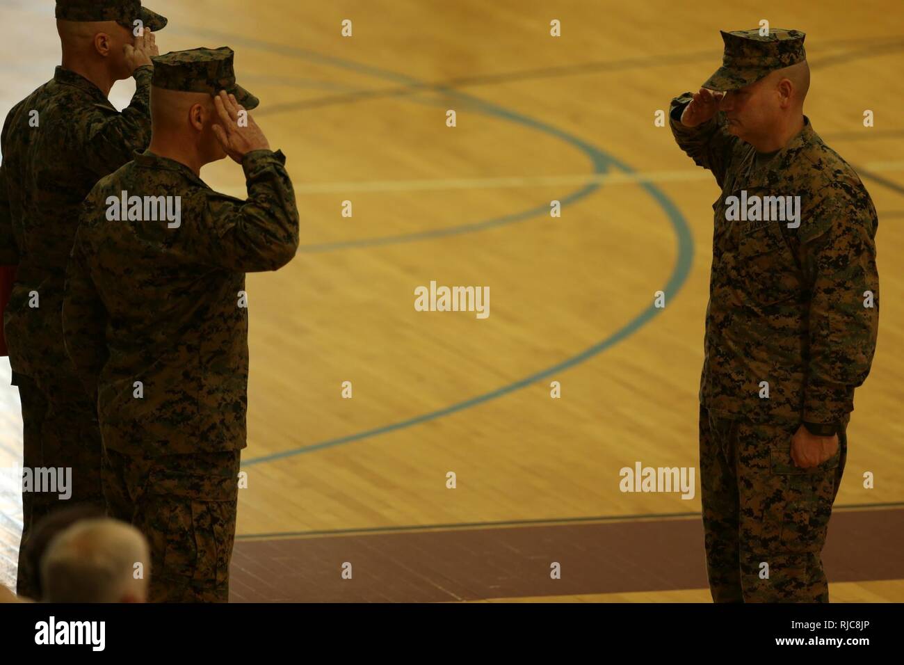 Sgt. Maj. Scott D. Grad, Sergeant Major, Marine Corps Installationen Ost, Marine Corps Base Camp Lejeune, begrüßt Brig. Gen. Julian D. Alford, Kommandierender General, MCIEAST, MCB Camp Lejeune, während eine Erleichterung und Termin Zeremonie an der Wallace Creek Gymnasium auf Camp Lejeune, N.C., Jan. 8, 2018 statt. Die traditionelle Zeremonie symbolisiert den Übergang der Zuständigkeiten von Sgt. Maj. Scott D. Grad zu Sgt. Maj Charles A. Metzger. Stockfoto