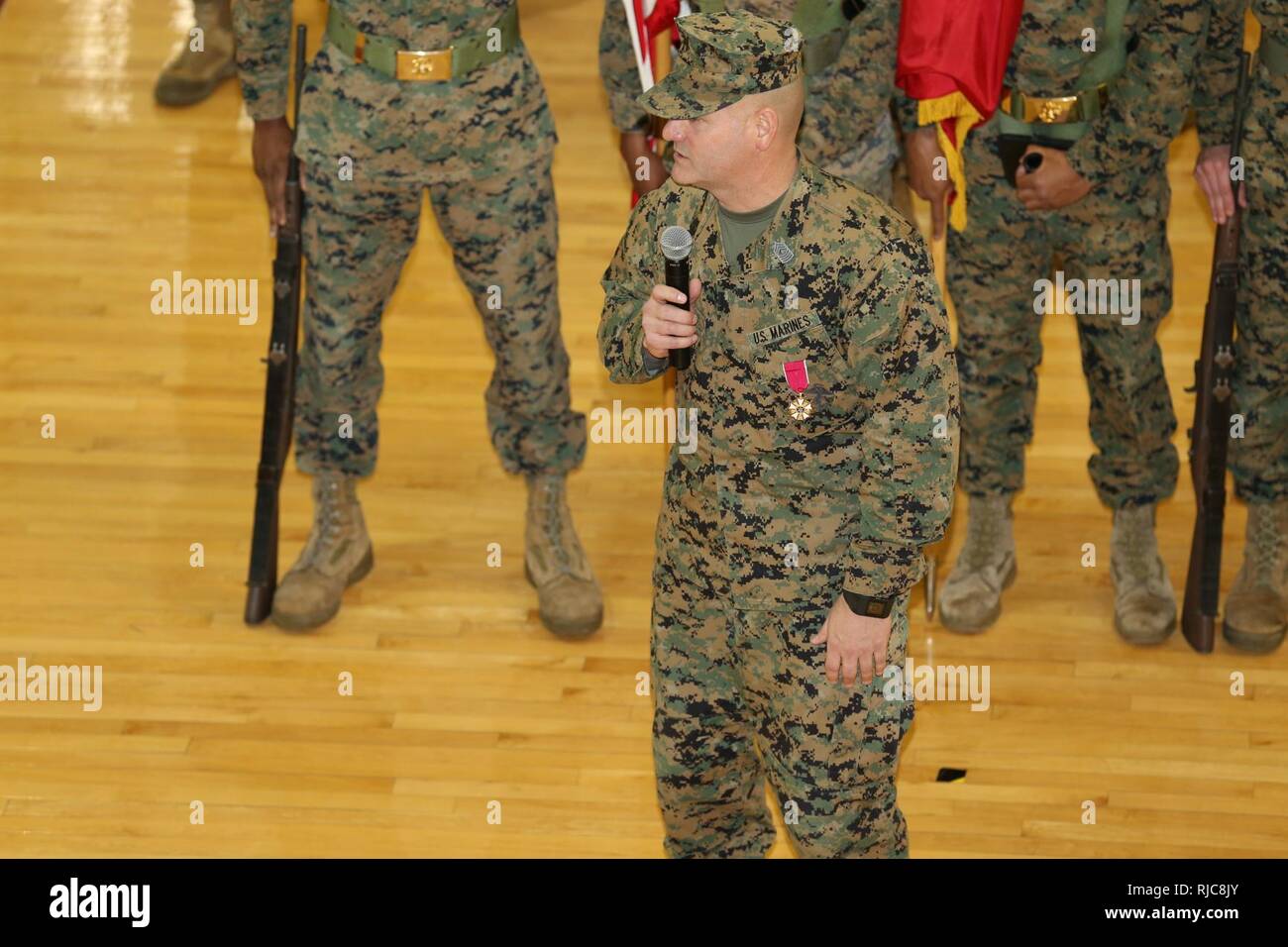 Sgt. Maj. Scott D. Grad, Sergeant Major, Marine Corps Installationen Ost, Marine Corps Base Camp Lejeune, gibt seine Bemerkungen während eine Erleichterung und Termin Zeremonie an der Wallace Creek Gymnasium auf MCB Camp Lejeune, N.C., Jan. 8, 2018 statt. Die traditionelle Zeremonie symbolisiert den Übergang der Zuständigkeiten von Sgt. Maj. Scott D. Grad zu Sgt. Maj Charles A. Metzger. Stockfoto