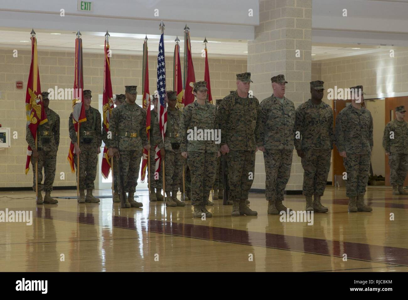 Marines, Vertreter der Befehle im Marine Corps Installationen Osten, stand an der Stelle der Aufmerksamkeit während einer Entlastung und Termin Zeremonie an der Wallace Creek Gymnasium auf Marine Corps Base Camp Lejeune, N.C., Jan. 8, 2018 statt. Die traditionelle Zeremonie symbolisiert den Übergang der Zuständigkeiten von Sgt. Maj. Scott D. Grad zu Sgt. Maj Charles A. Metzger. Stockfoto