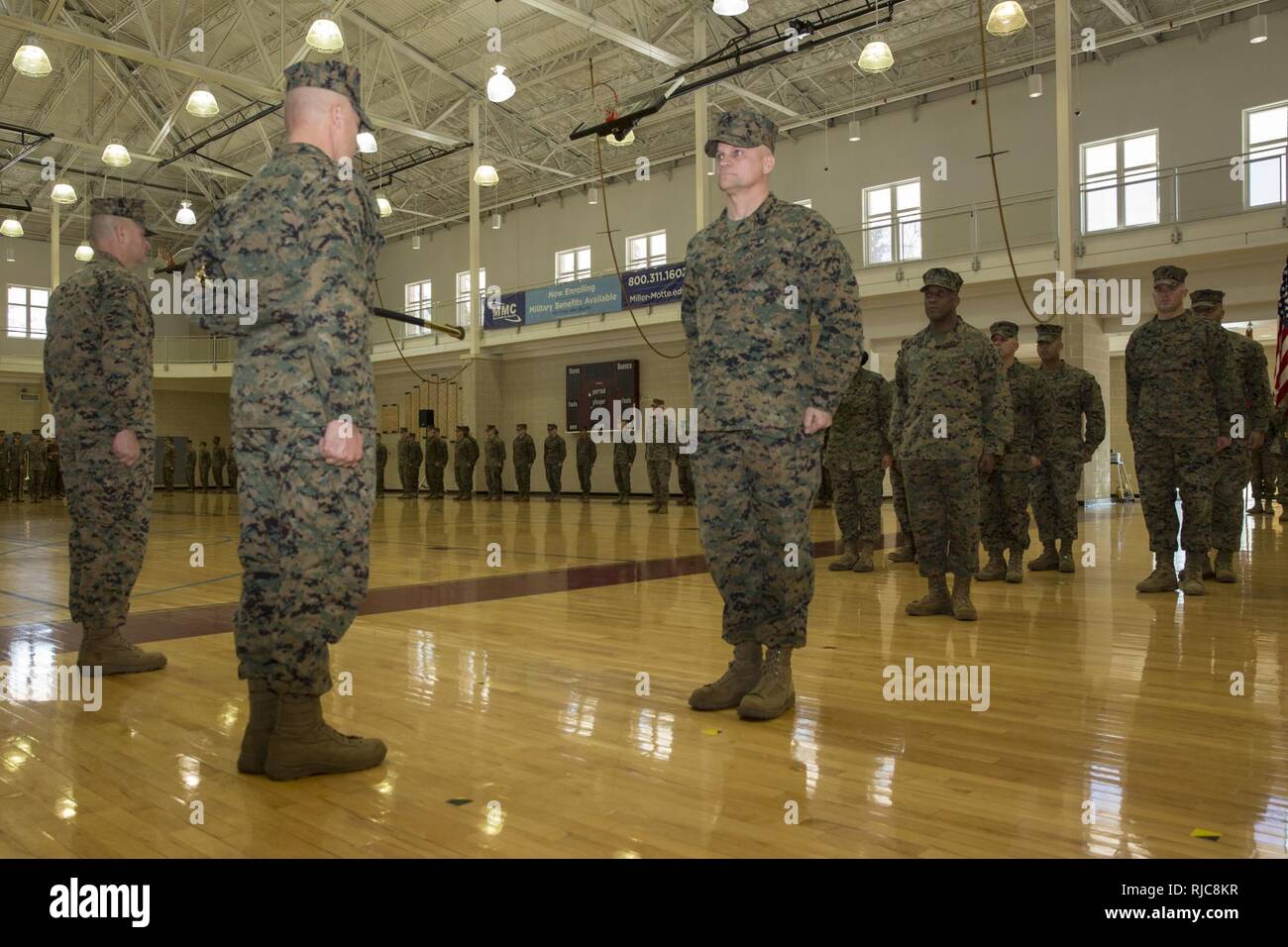 Brig. Gen. Julian D. Alford, Kommandierender General, Marine Corps Installationen Ost, Marine Corps Base Camp Lejeune, präsentiert Sgt. Maj Charles A. Metzger, Sergeant Major, MCIEAST, MCB Camp Lejeune mit dem Schwert des Büro während eine Erleichterung und Termin Zeremonie an der Wallace Creek Gymnasium auf MCB Camp Lejeune, N.C., Jan. 8, 2018 statt. Die traditionelle Zeremonie symbolisiert den Übergang der Zuständigkeiten von Sgt. Maj. Scott D. Grad zu Sgt. Maj Charles A. Metzger. Stockfoto