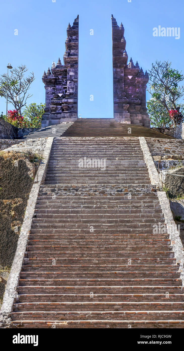 Schritte und Tor zum Kloster Brahmavihara-Arama Tempel, Bali, Indonesien Stockfoto
