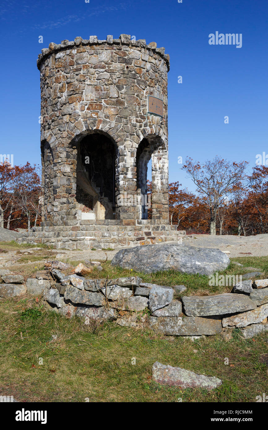 Mt. Battie Turm auf dem Gipfel des Mt. Battie im Camden Hills State Park in Camden, Maine USA während der Herbstmonate. Stockfoto