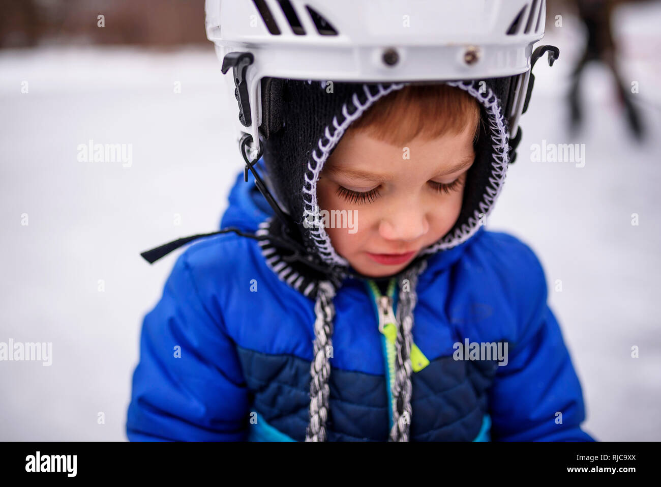 Porträt eines Jungen mit einem Sicherheitshelm, Wisconsin, United States Stockfoto