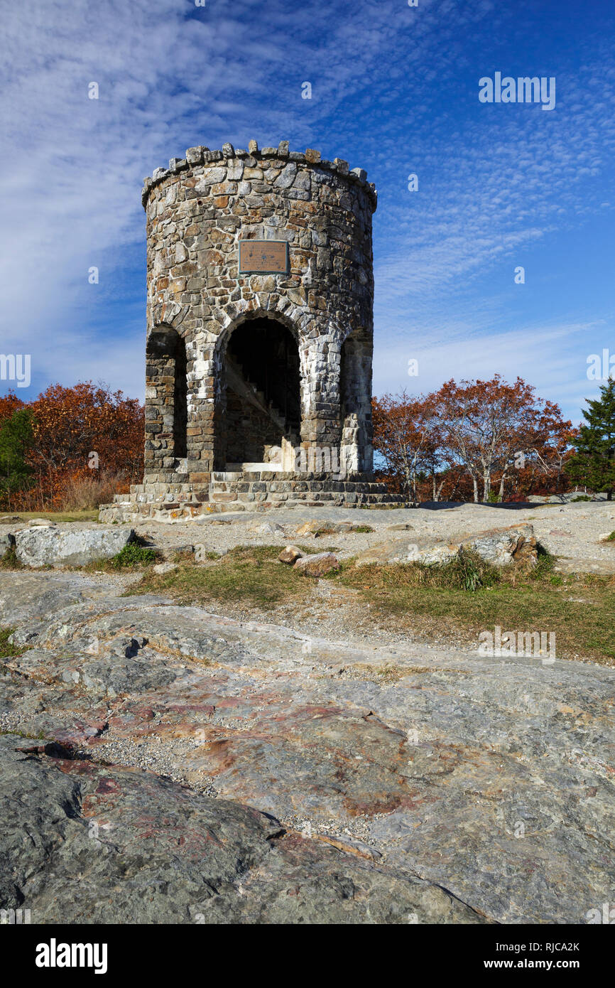 Mt. Battie Turm auf dem Gipfel des Mt. Battie im Camden Hills State Park in Camden, Maine USA während der Herbstmonate. Stockfoto