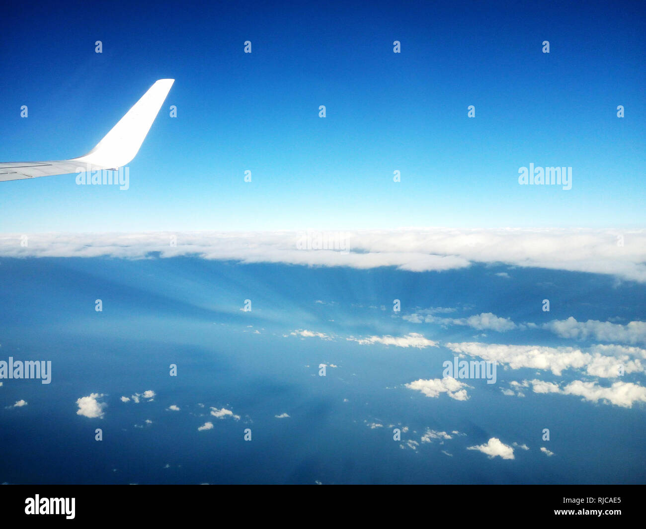 Flugzeugflügel fliegen im Himmel Stockfoto