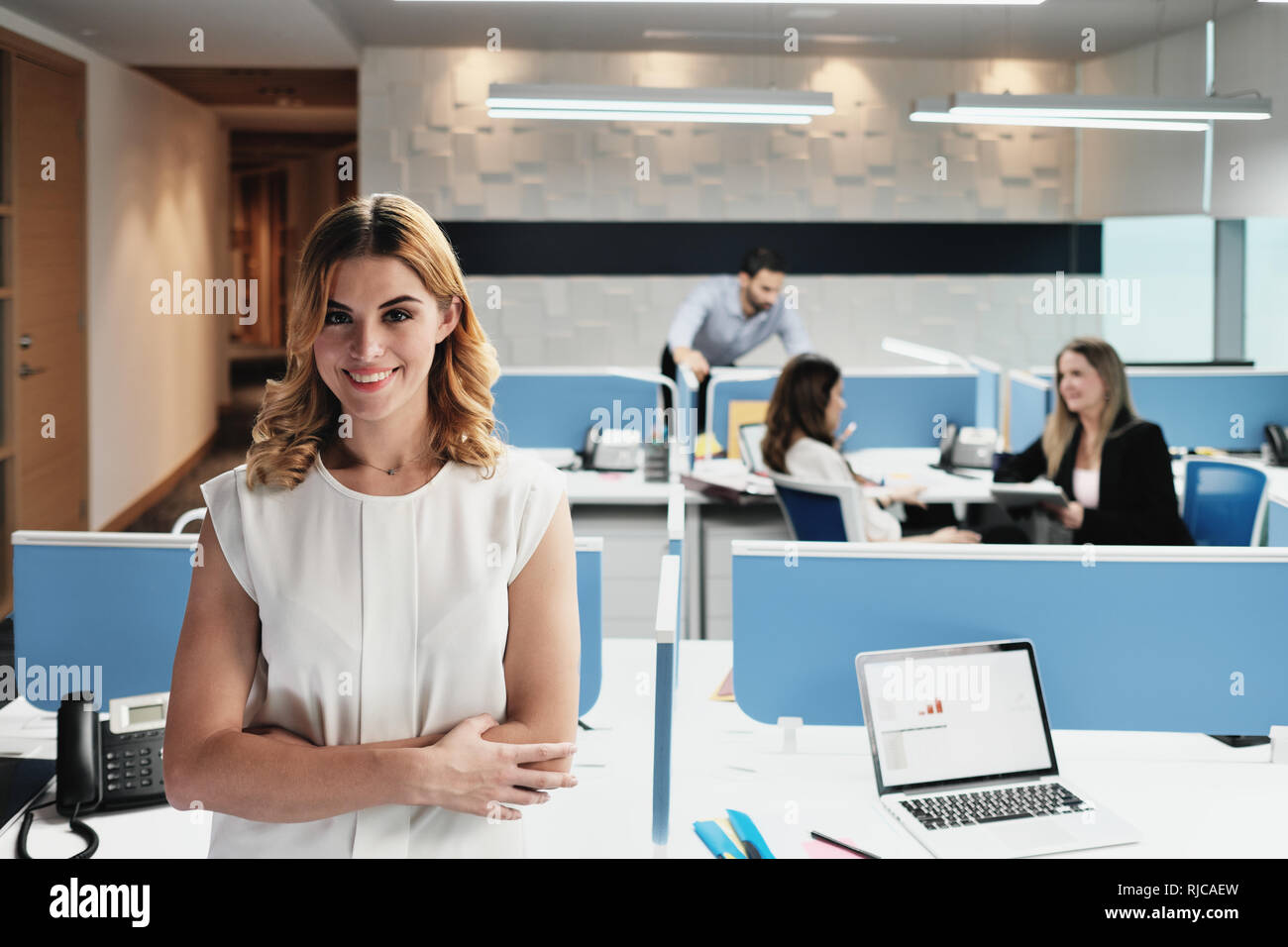 Portrait von Blond Business Woman Manager im Coworking Büroflächen Stockfoto
