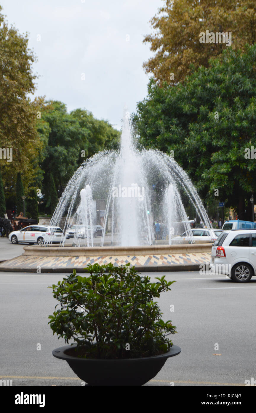 Palma de Mallorca, Mallorca, Spain-October 10, 2018, Plaza de la Reina mit einem Brunnen und farbigen Fassaden der Gebäude in Palma de Mallorca. Stockfoto