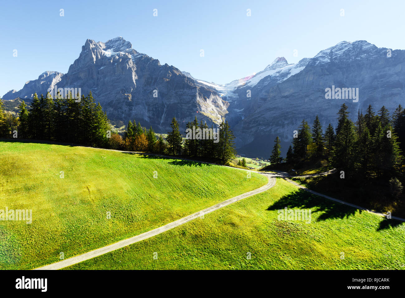 Schweizer Alpen Berge. Schneebedeckten Gipfel des Wetterhorns Rosenhorn, Mittelhorn und für den Hintergrund. Tal von Grindelwald, Schweiz. Landschaftsfotografie Stockfoto