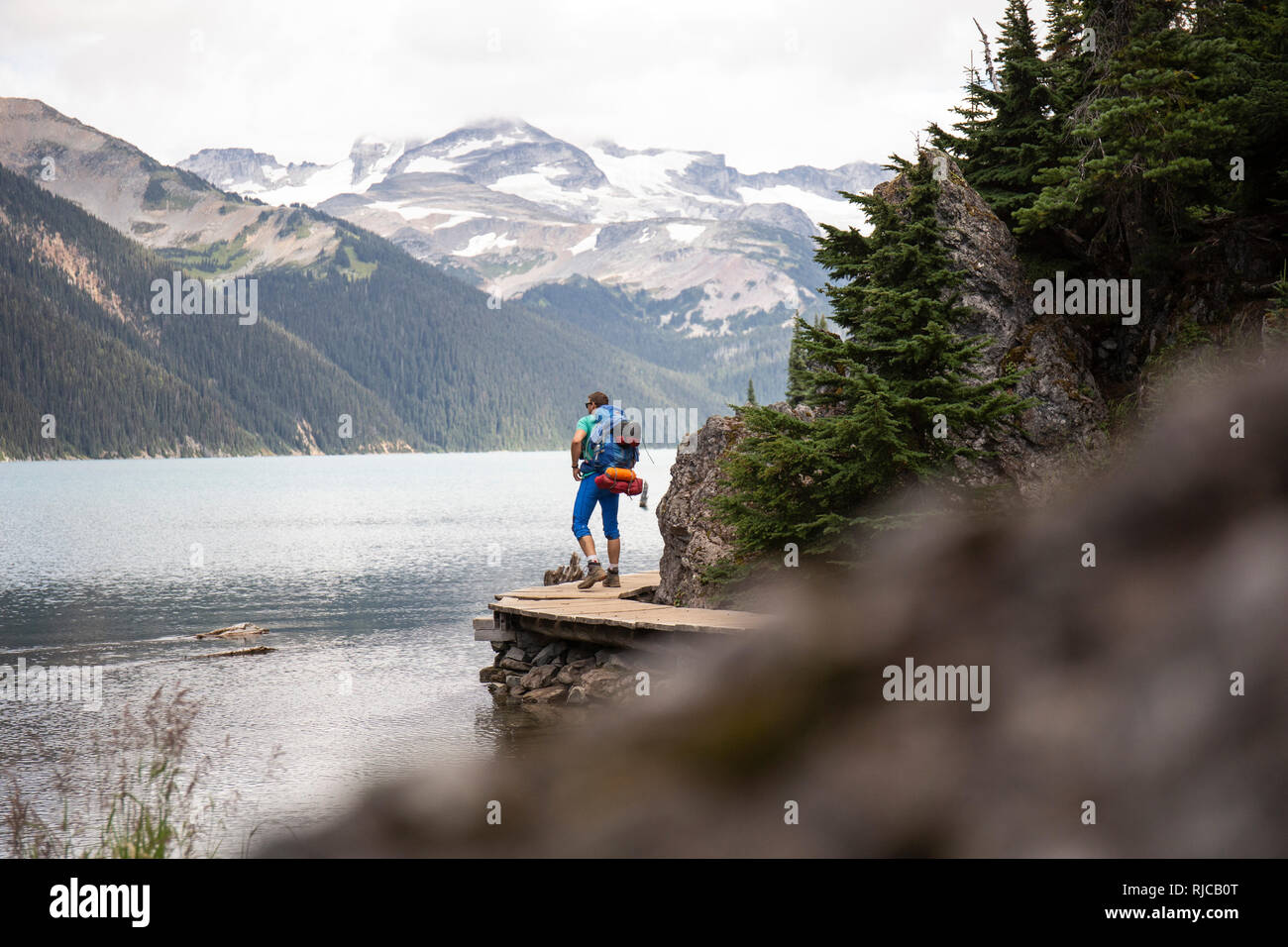 British Columbia, Garibaldi Provincial Park, Kanada, Wanderer am See Garibaldi Stockfoto