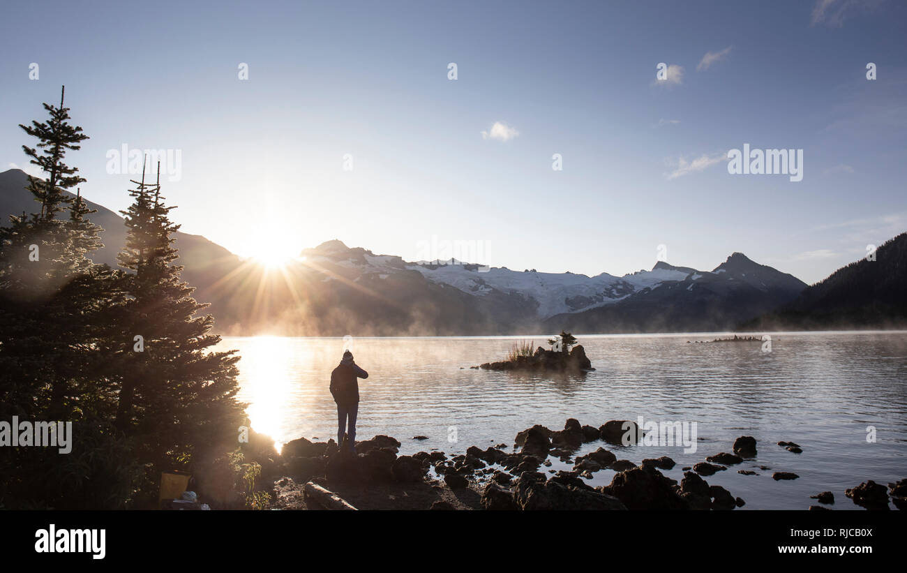 Kanada, British Columbia, Garibaldi Provincial Park, Mann am See Garibaldi Stockfoto